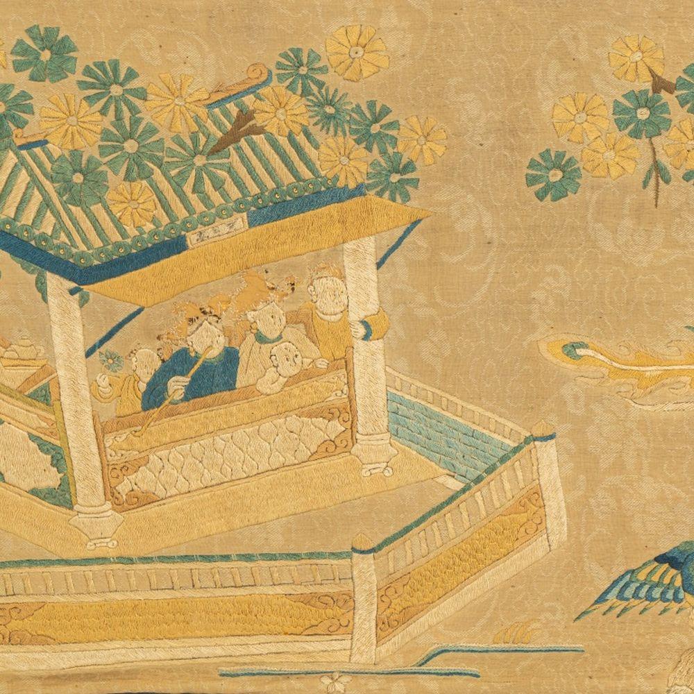Tapisserie en soie du festival du Nouvel An lunaire chinois, scène d'extérieur avec des danseurs de dragon et des gens en fête, bordure florale bleue, dragon composé de fines perles dorées, cadre ébonisé. Image : 18.5