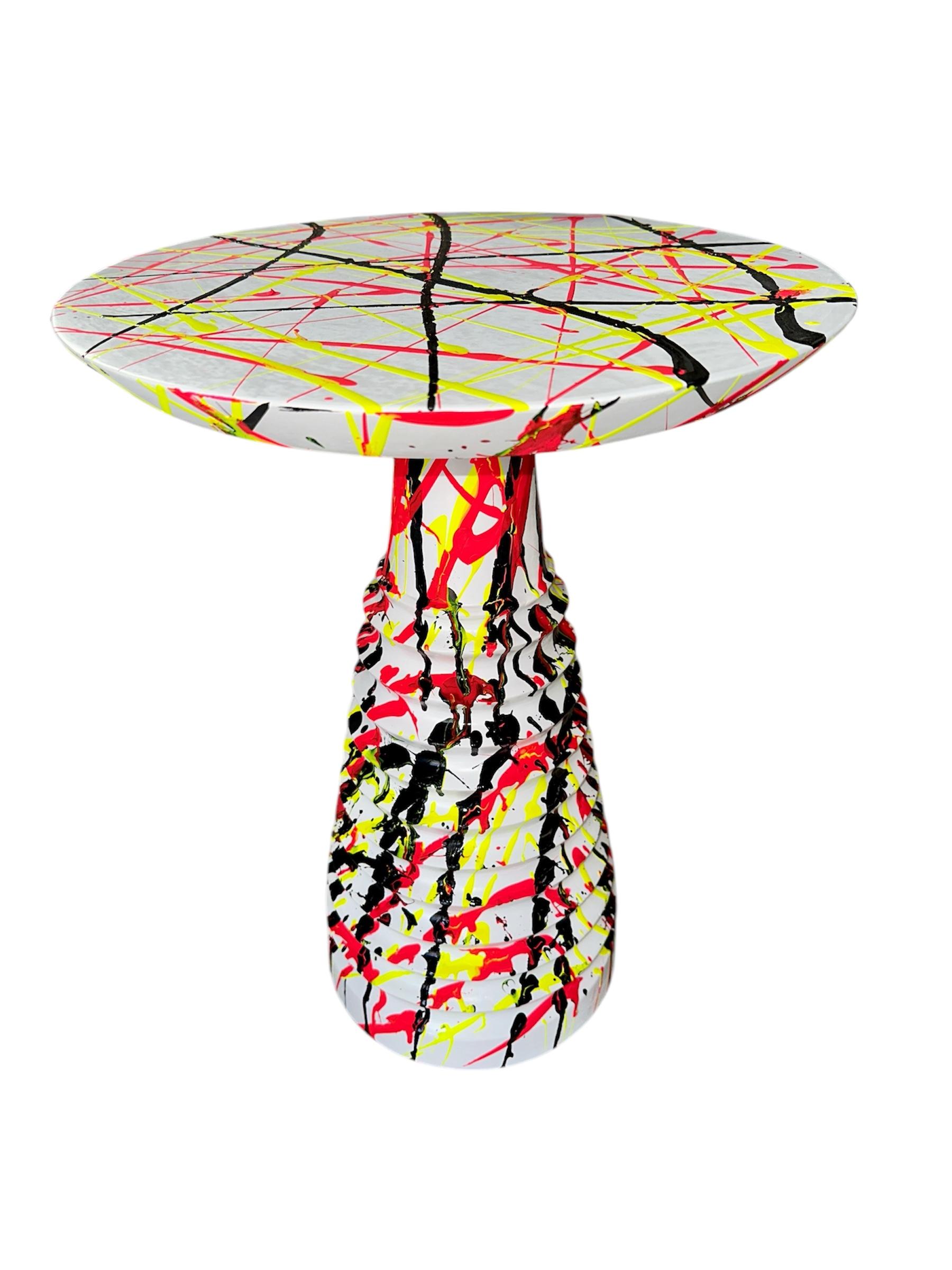 Mesa abstracta pintada a mano - Única en su especie