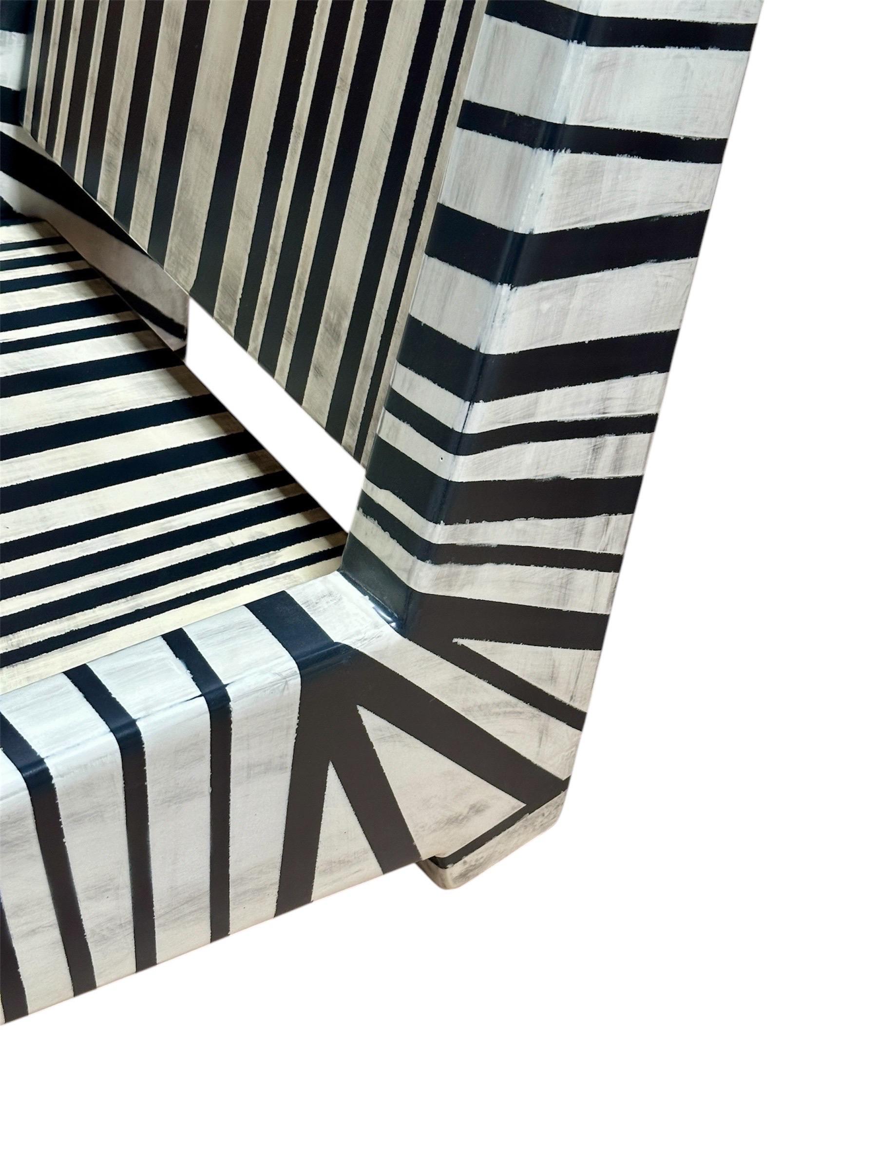 Chaise Zebra unique peinte à la main - Chaise de luxe moderne de Mahesh Sharma en vente 6