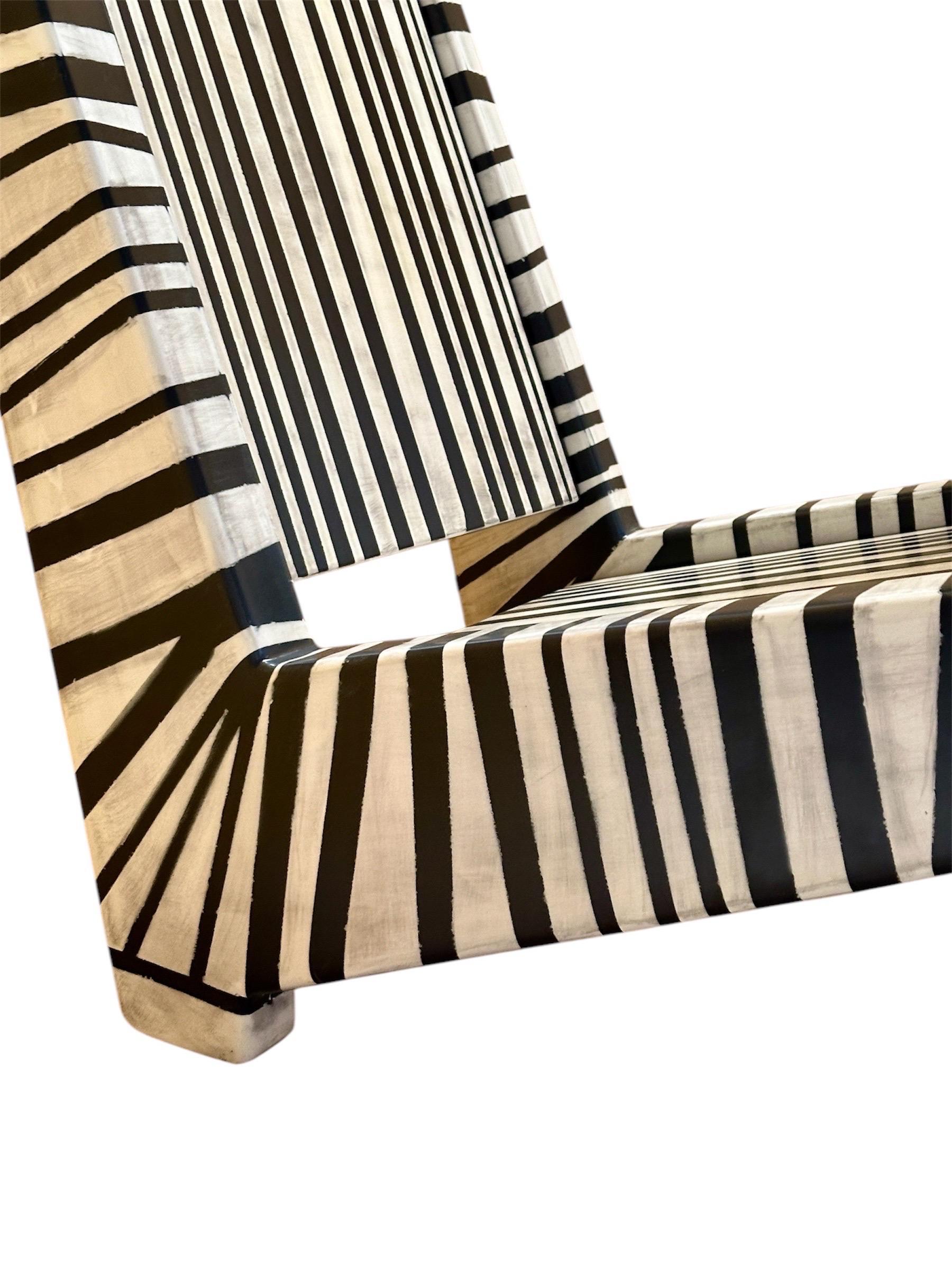 Chaise Zebra unique peinte à la main - Chaise de luxe moderne de Mahesh Sharma en vente 14