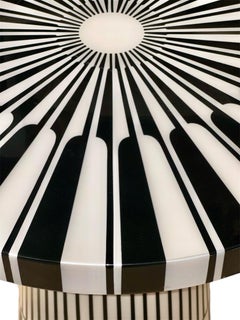 Mesa Geométrica Pintada a Mano en Blanco y Negro