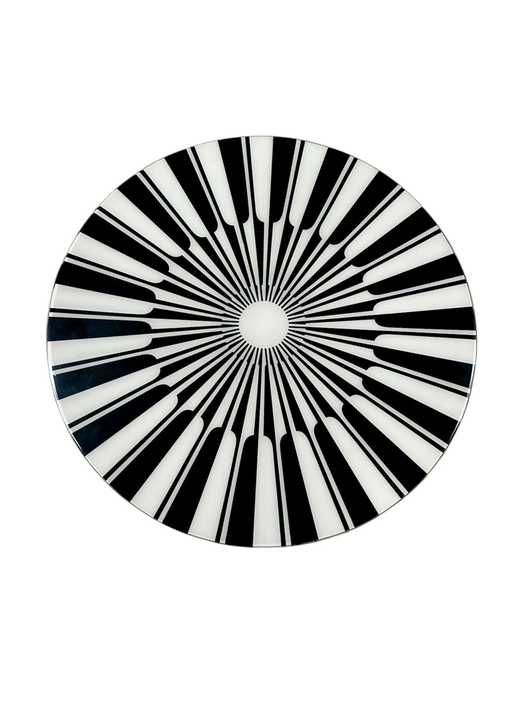Transformez votre espace contemporain avec cette étonnante table basse géométrique noire et blanche peinte à la main, créée de main de maître par l'artiste multidisciplinaire Mahesh Sharma. Avec ses motifs audacieux, sa fabrication méticuleuse et sa