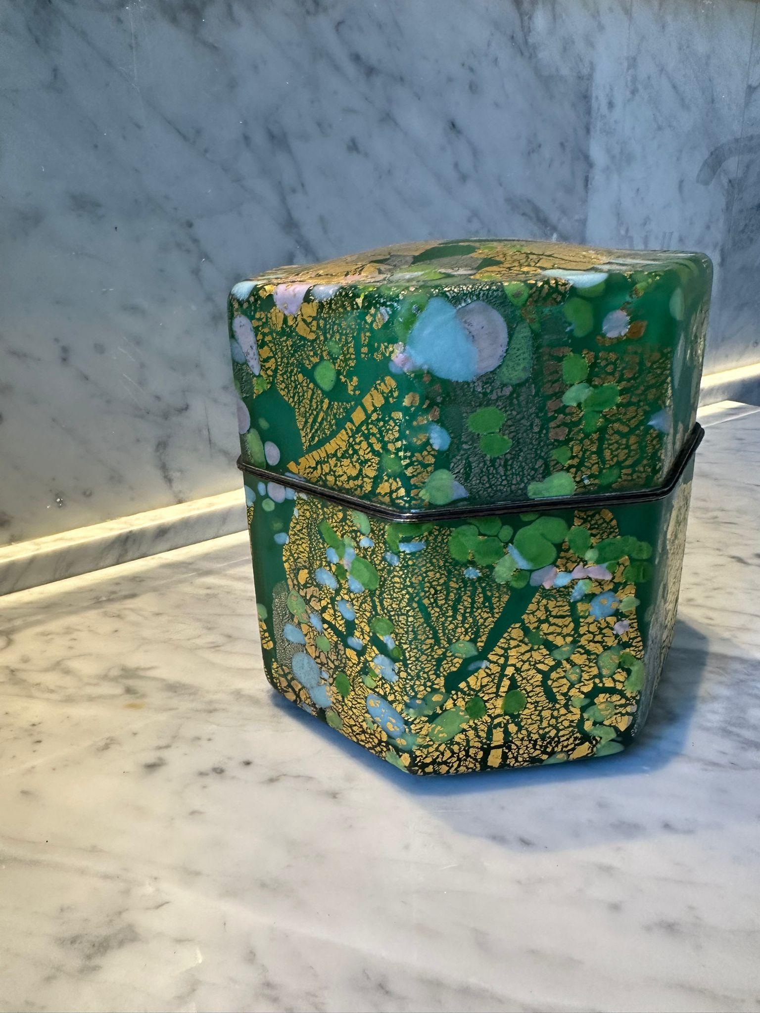 This exquisite untitled storage box by acclaimed Japanese artist Kyohei Fujita is a rare and refined piece from the 1980s, measuring 17 x 17 x 17 cm. Fujita, renowned for elevating traditional Japanese aesthetics through contemporary glasswork, was