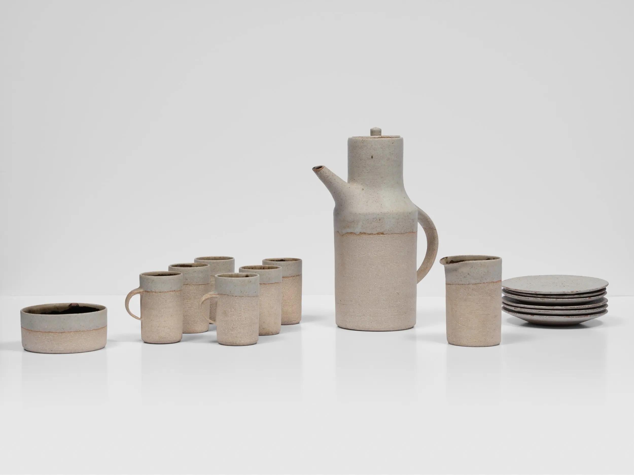 Ruth Duckworth
Servizio da tè completo (INV# NP3746), 1972
Gres e smalti
teiera: 8,25 x 7 x 3,5”
lattiere: 3,25 x 2 x 2,25”
zuccheriera: 1,5 x 3,25”
dimensioni approssimative della tazza: 3 x 2,5 x 1,75”
dimensioni approssimative del piattino: 0,75