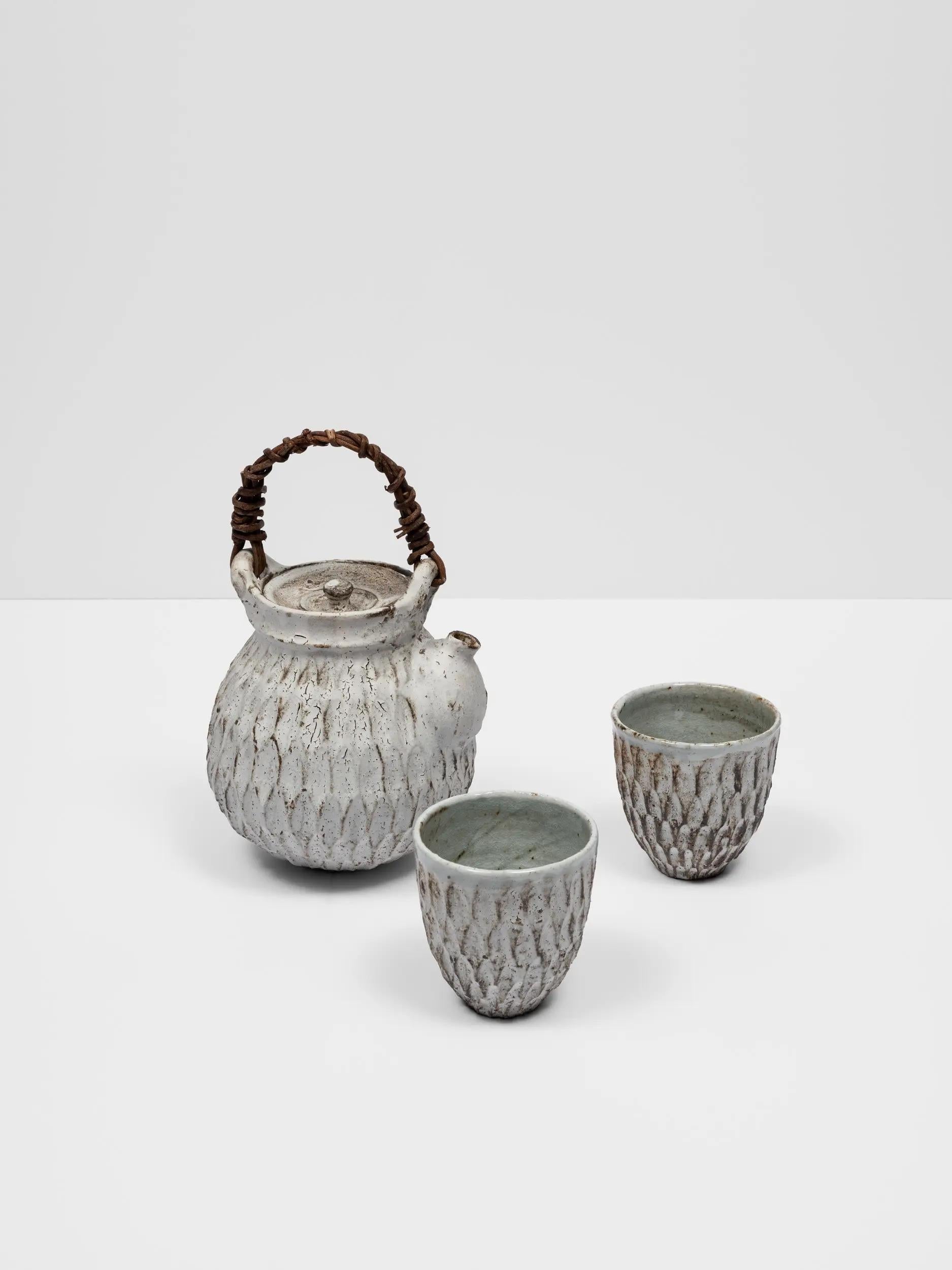 Akiko Hirai
Théière en céramique « Kohiki » décorée de pétales de fleurs séchés, avec deux tasses, 2022
Grès émaillé et bois
hauteur 27 cm
hauteur : 10 5/8 pouces