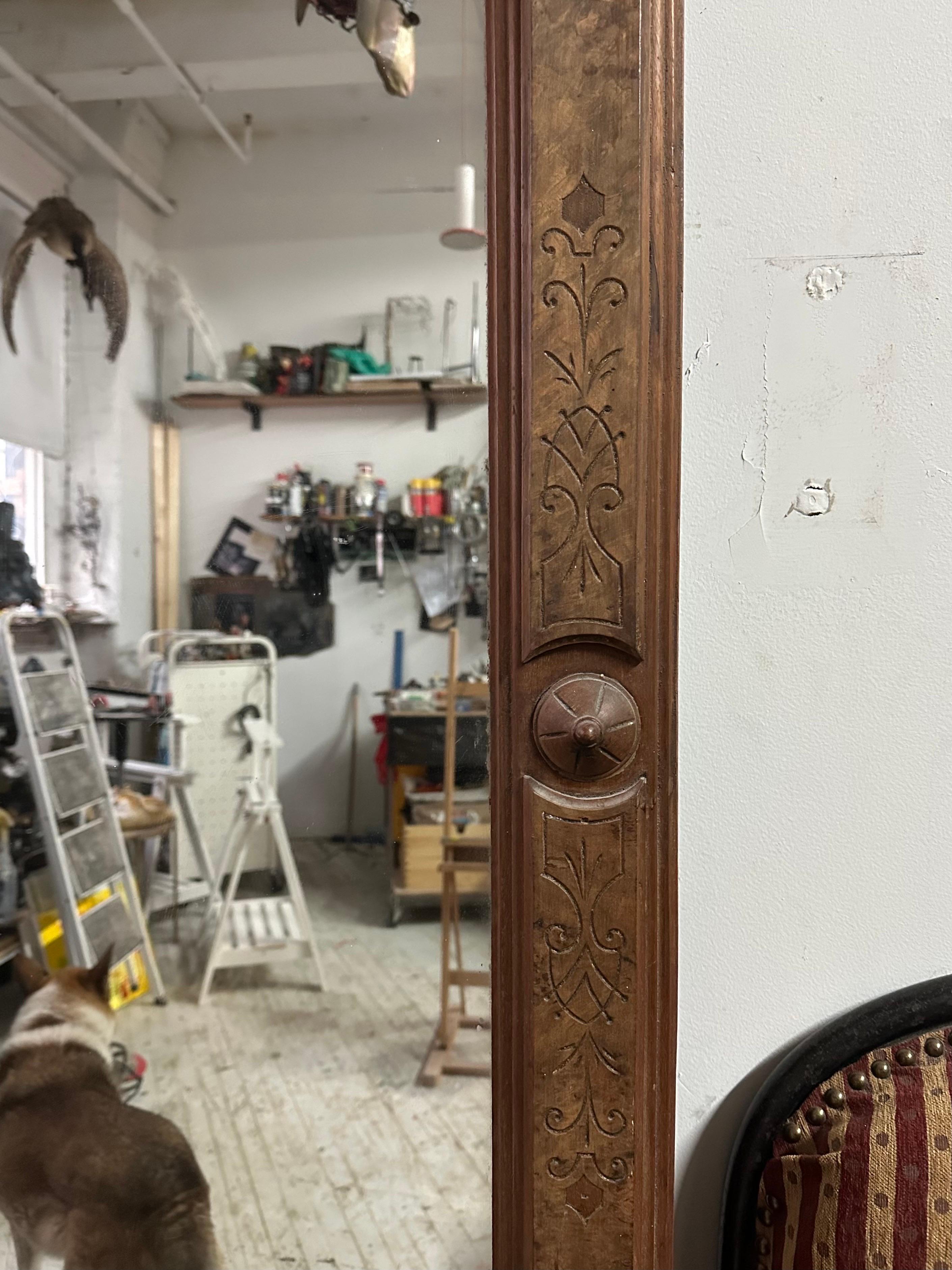 Élégant miroir de hall de style victorien américain Eleg avec un cadre en bois massif, des cannelures géométriques et une patine antique chaleureuse. Ce miroir très lourd est une pièce d'apparat frappante, parfaite pour les foyers, les halls