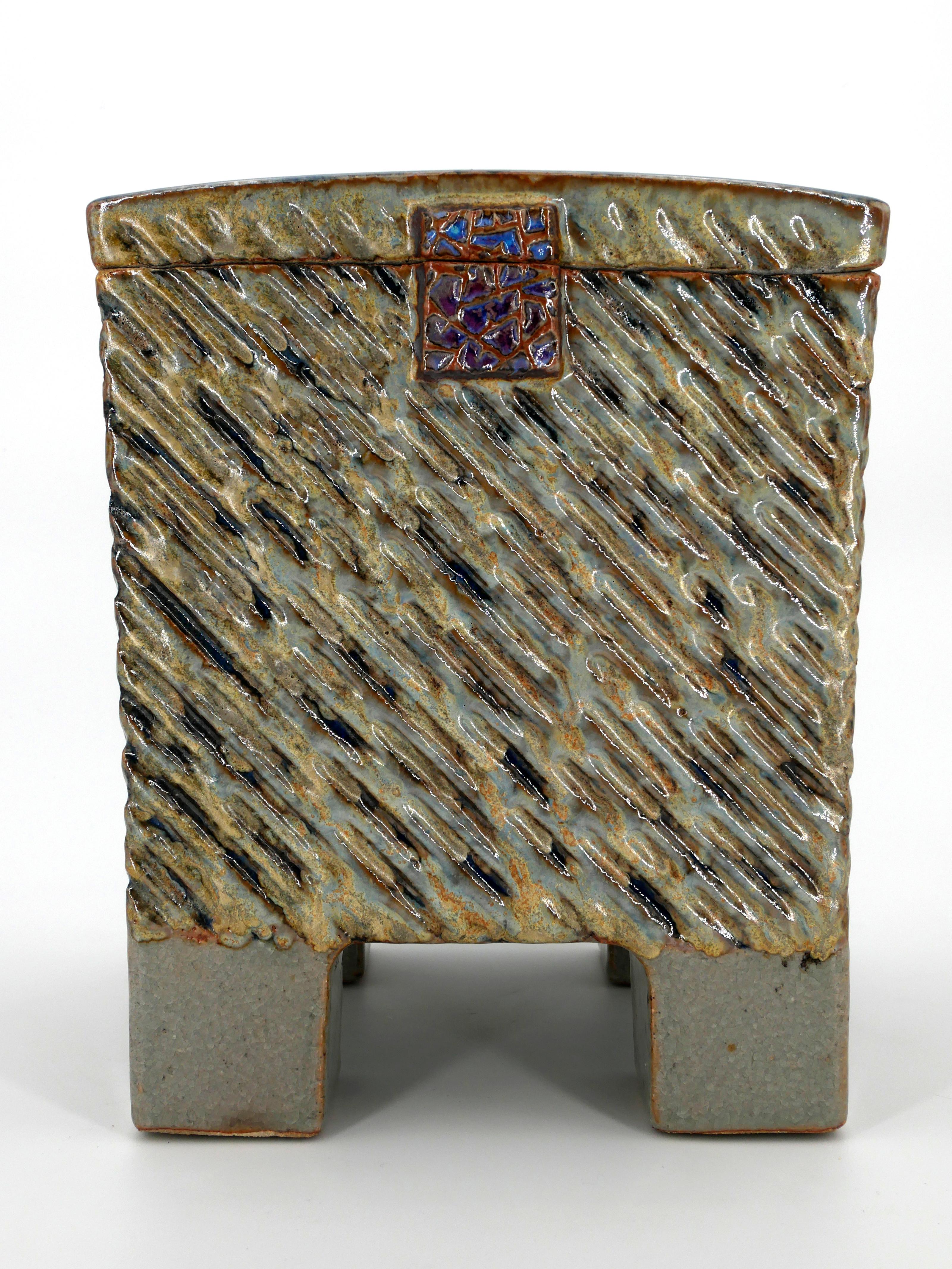 "Vibrations" ceramic chest