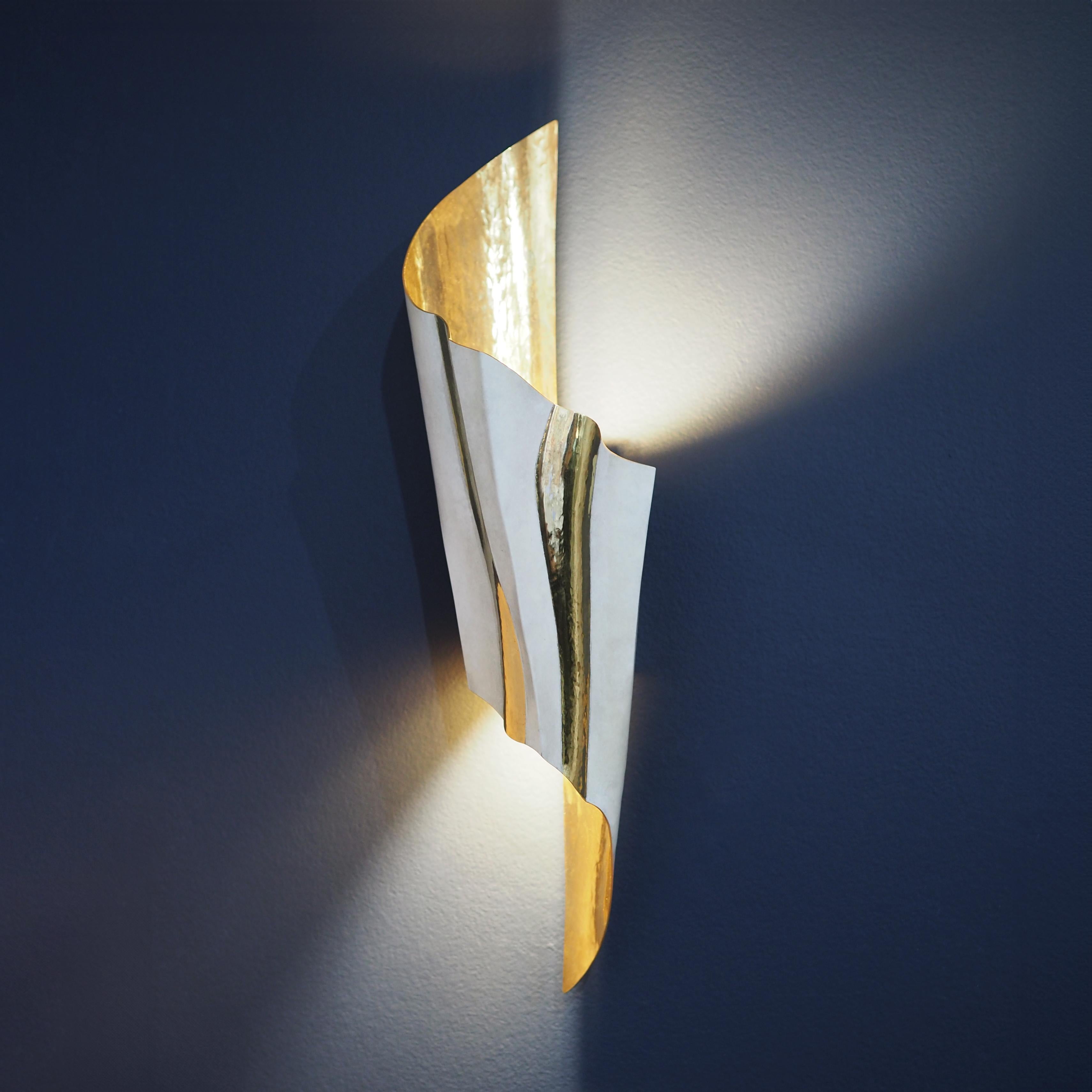 Wall lamp " 紙照 - Kamiakari " Hammered and patinated brass