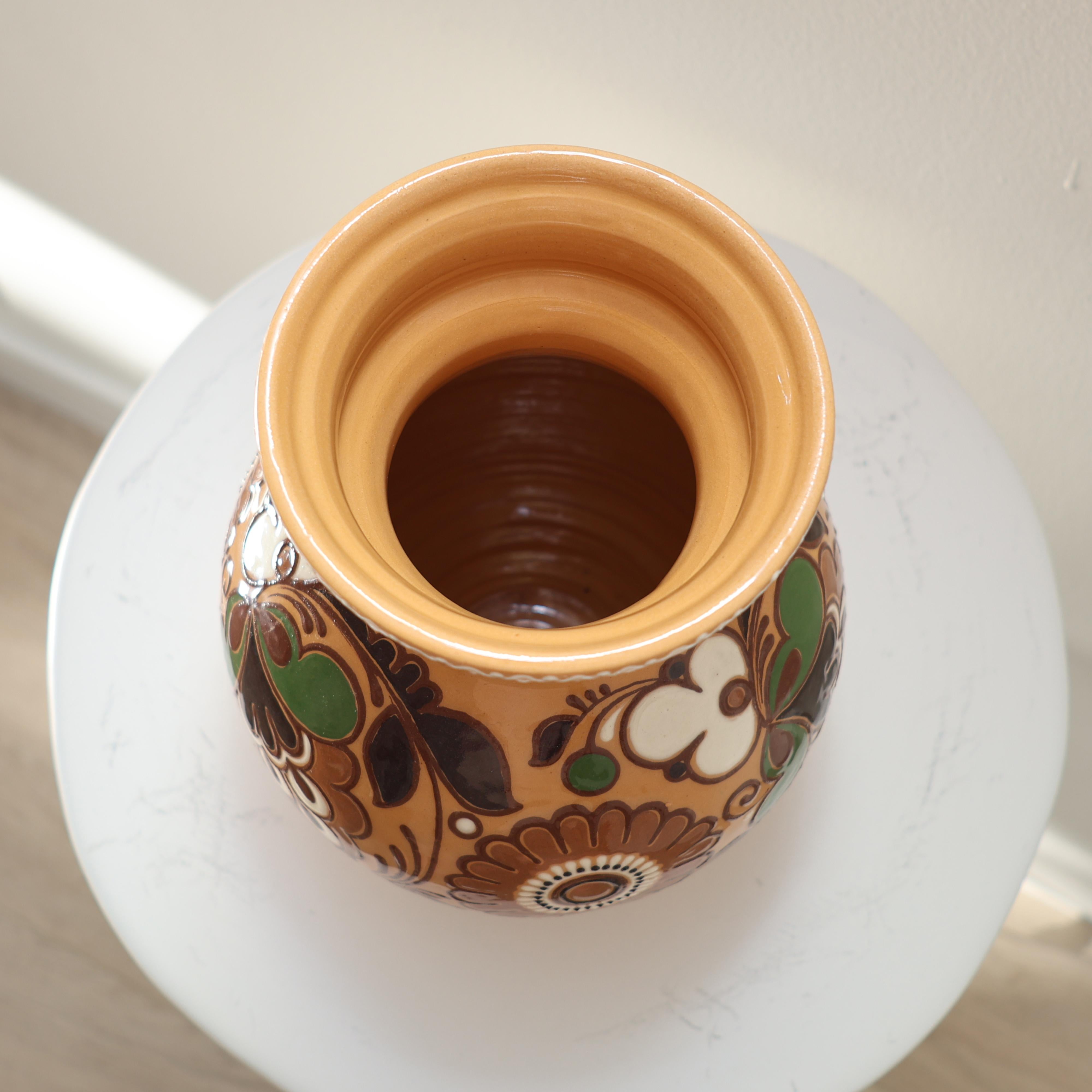 Vase bohème en céramique vintage, poterie d'art populaire peinte à la main avec design floral en vente 7