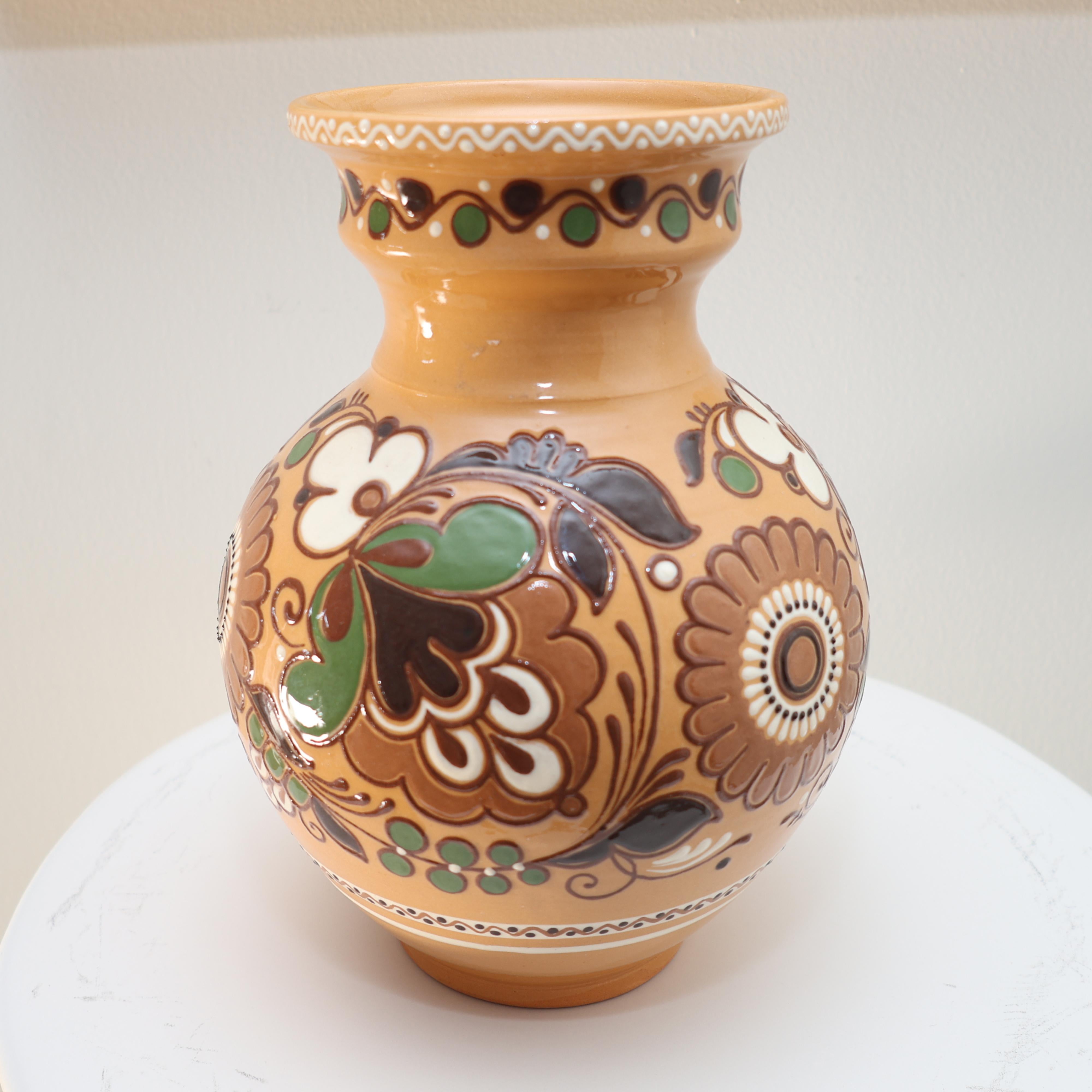Vase bohème en céramique vintage, poterie d'art populaire peinte à la main avec design floral - Artisanat Art par Unknown