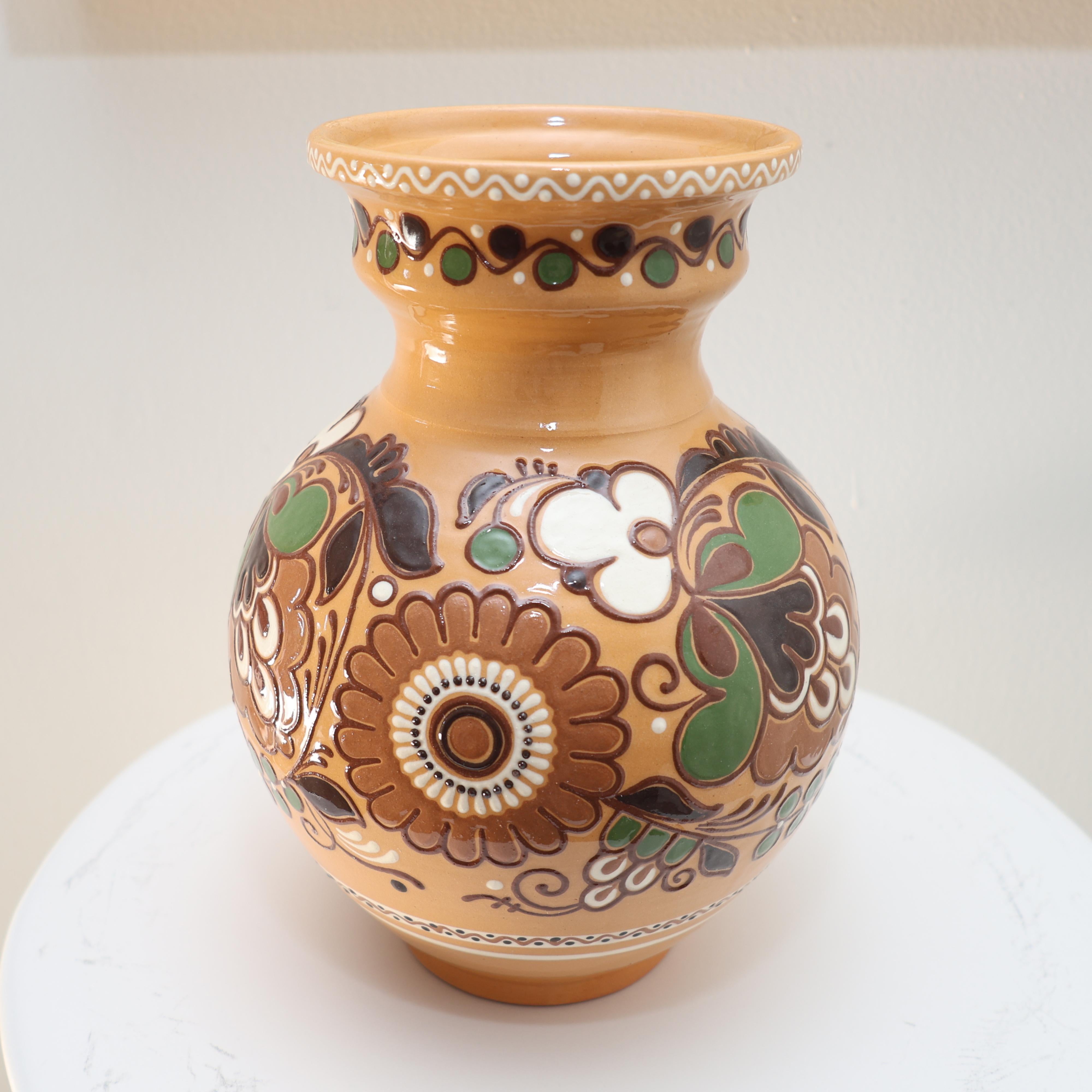 Vase bohème en céramique vintage, poterie d'art populaire peinte à la main avec design floral en vente 3