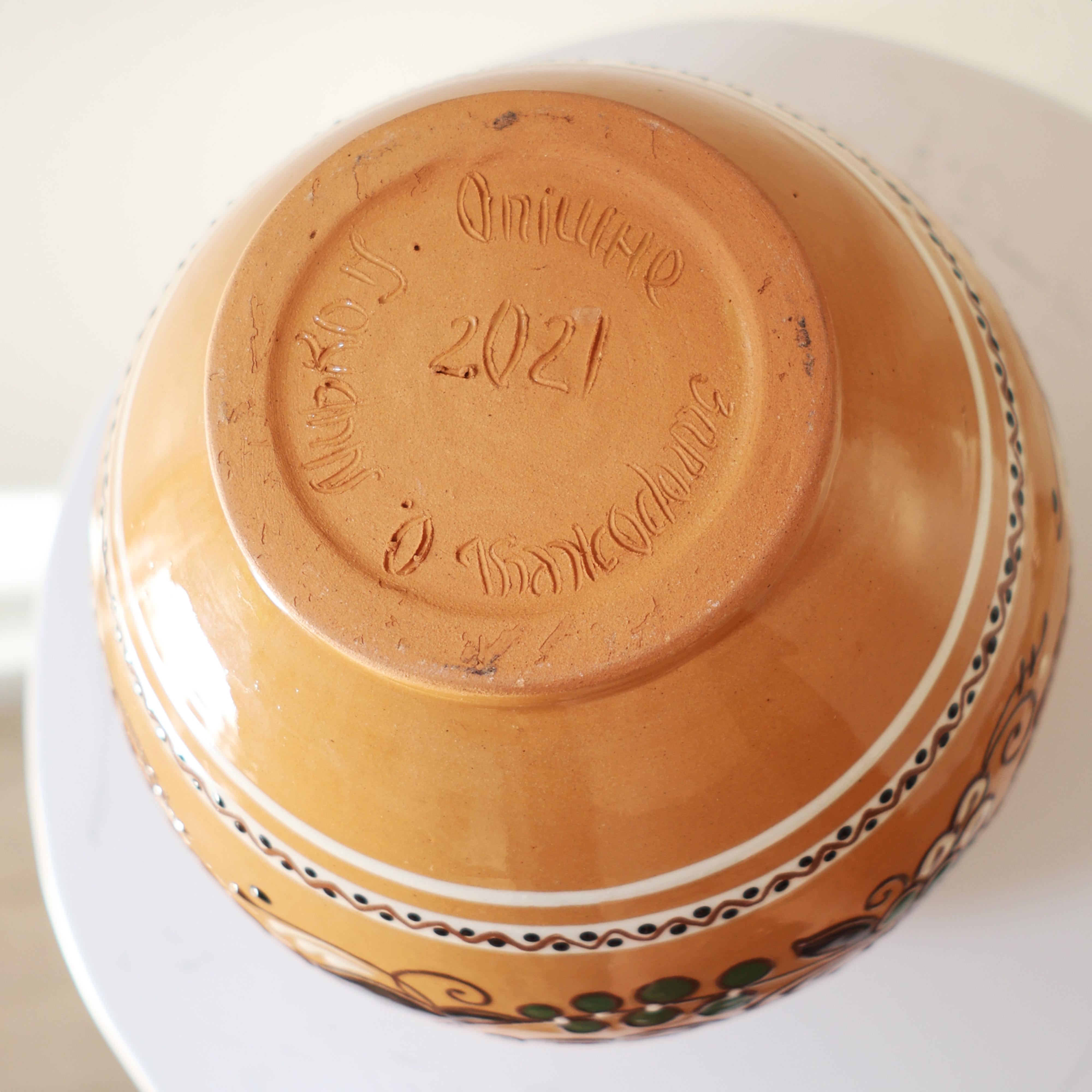 Vase bohème en céramique vintage, poterie d'art populaire peinte à la main avec design floral en vente 10