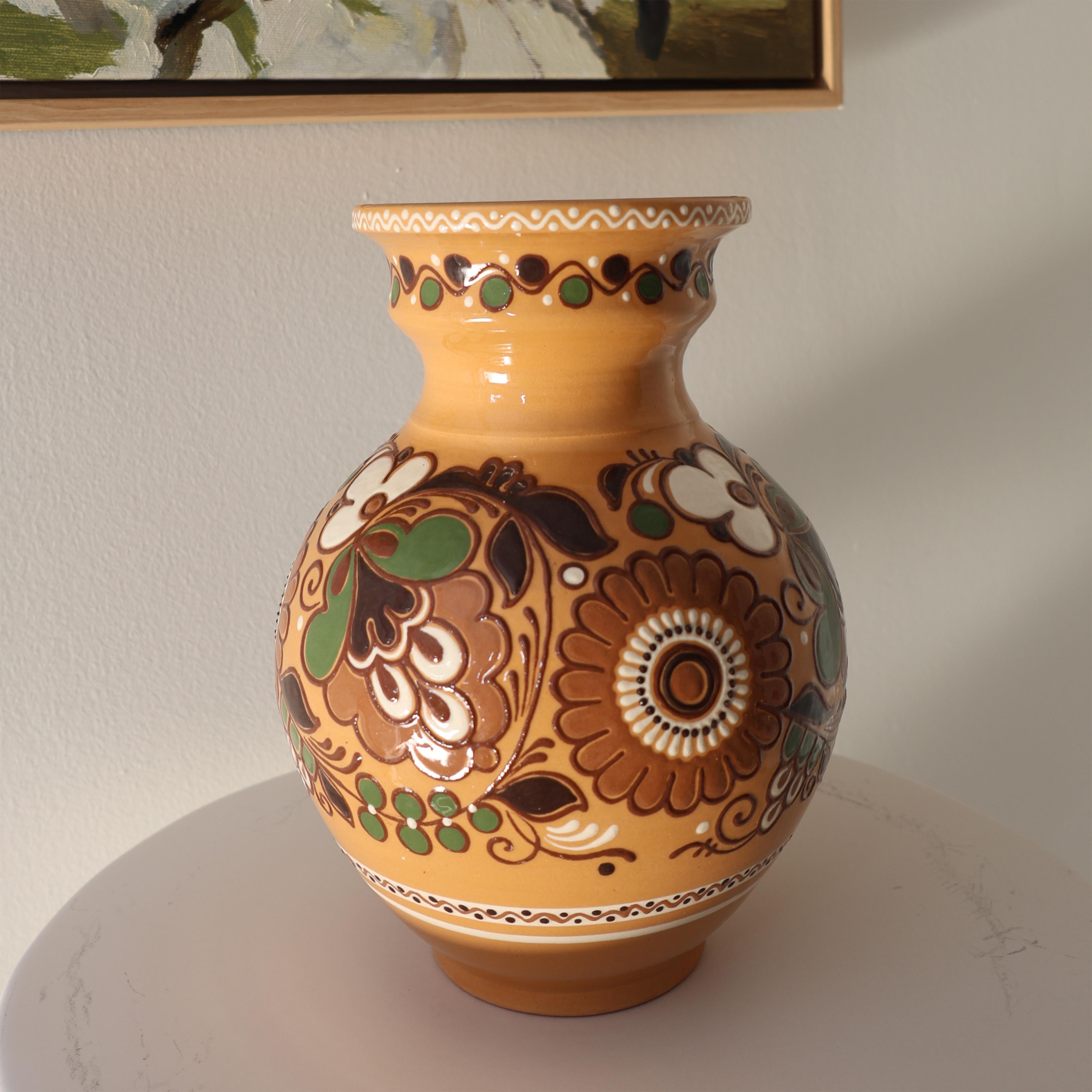 Vase bohème en céramique vintage, poterie d'art populaire peinte à la main avec design floral en vente 5