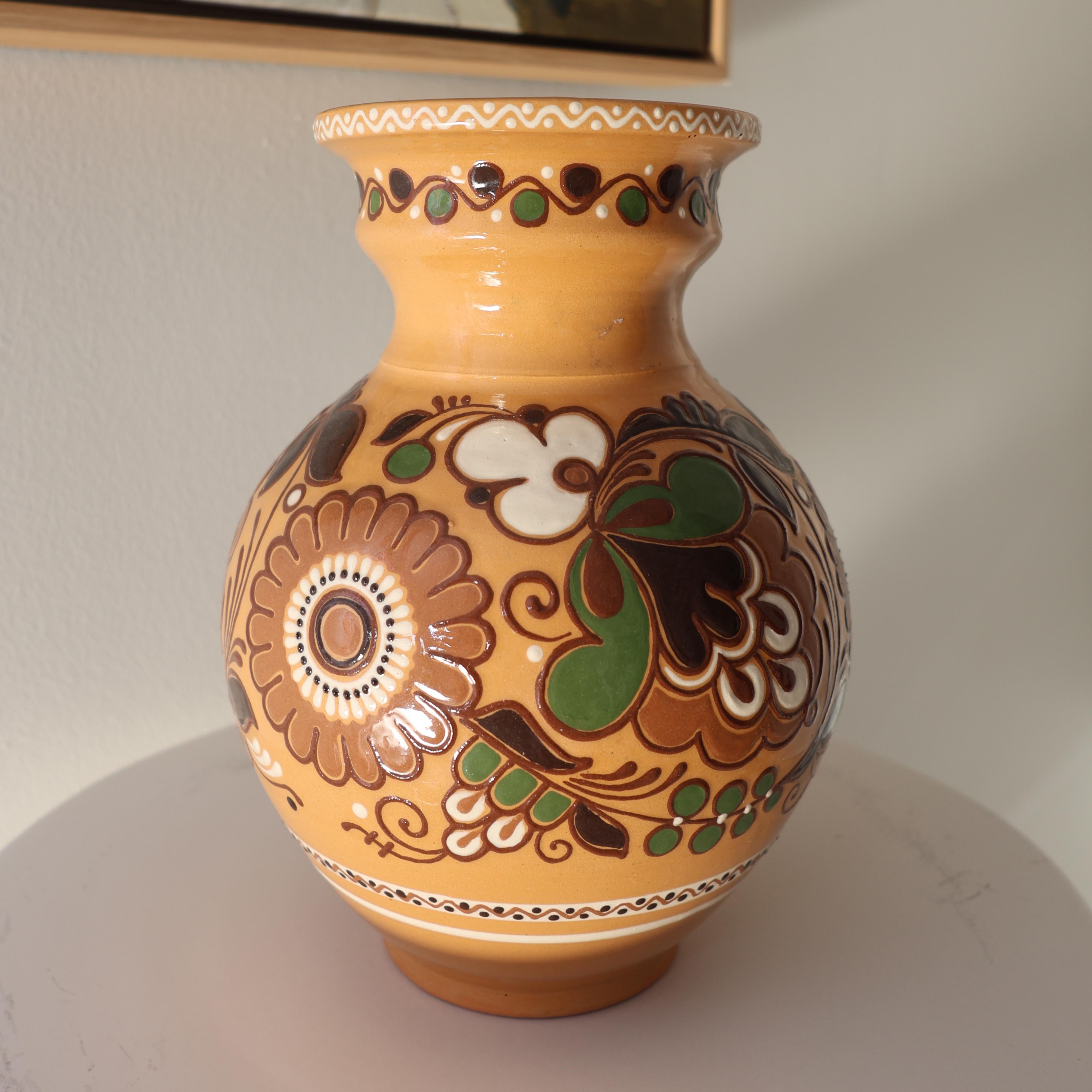 Vase bohème en céramique vintage, poterie d'art populaire peinte à la main avec design floral en vente 6