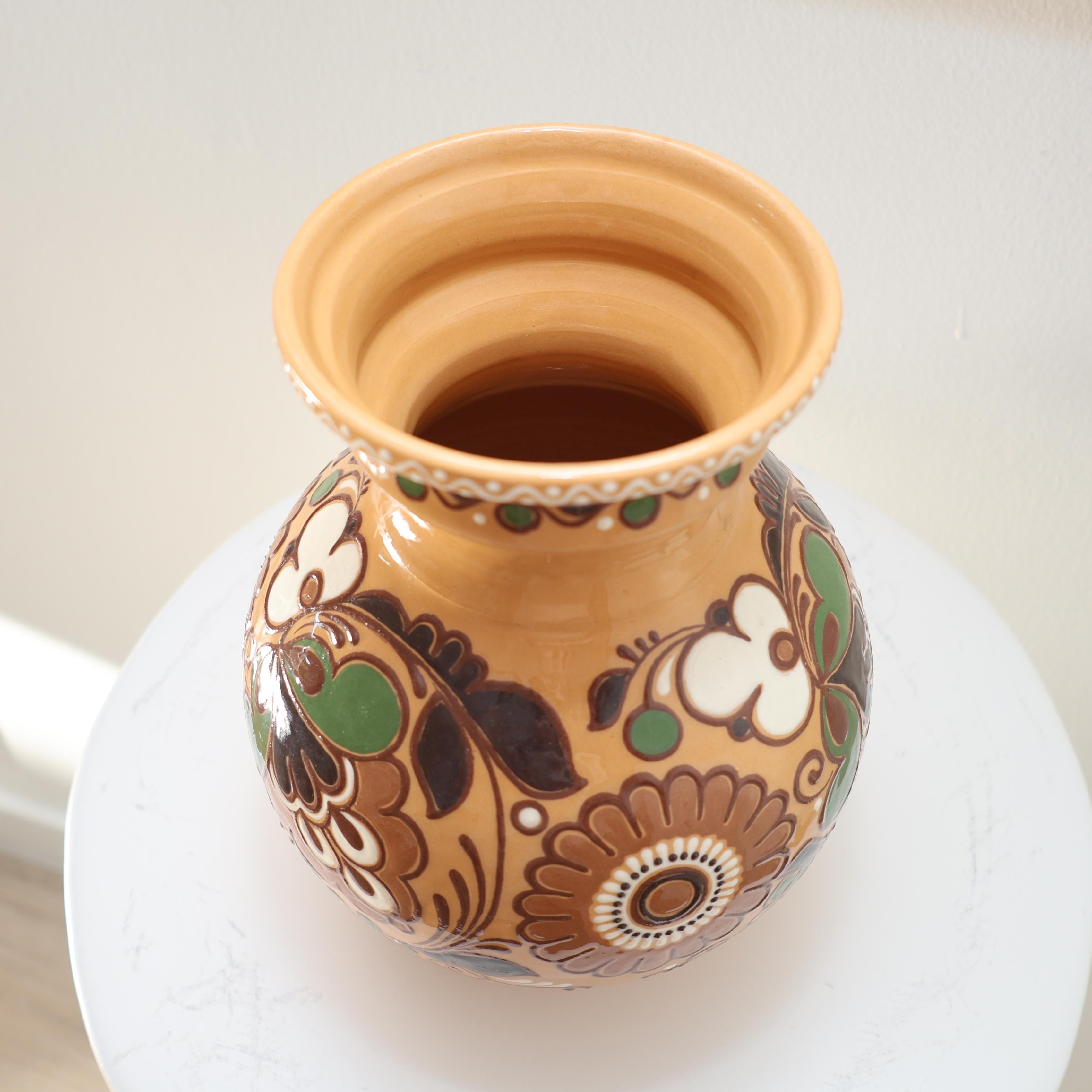 Vase bohème en céramique vintage, poterie d'art populaire peinte à la main avec design floral en vente 8