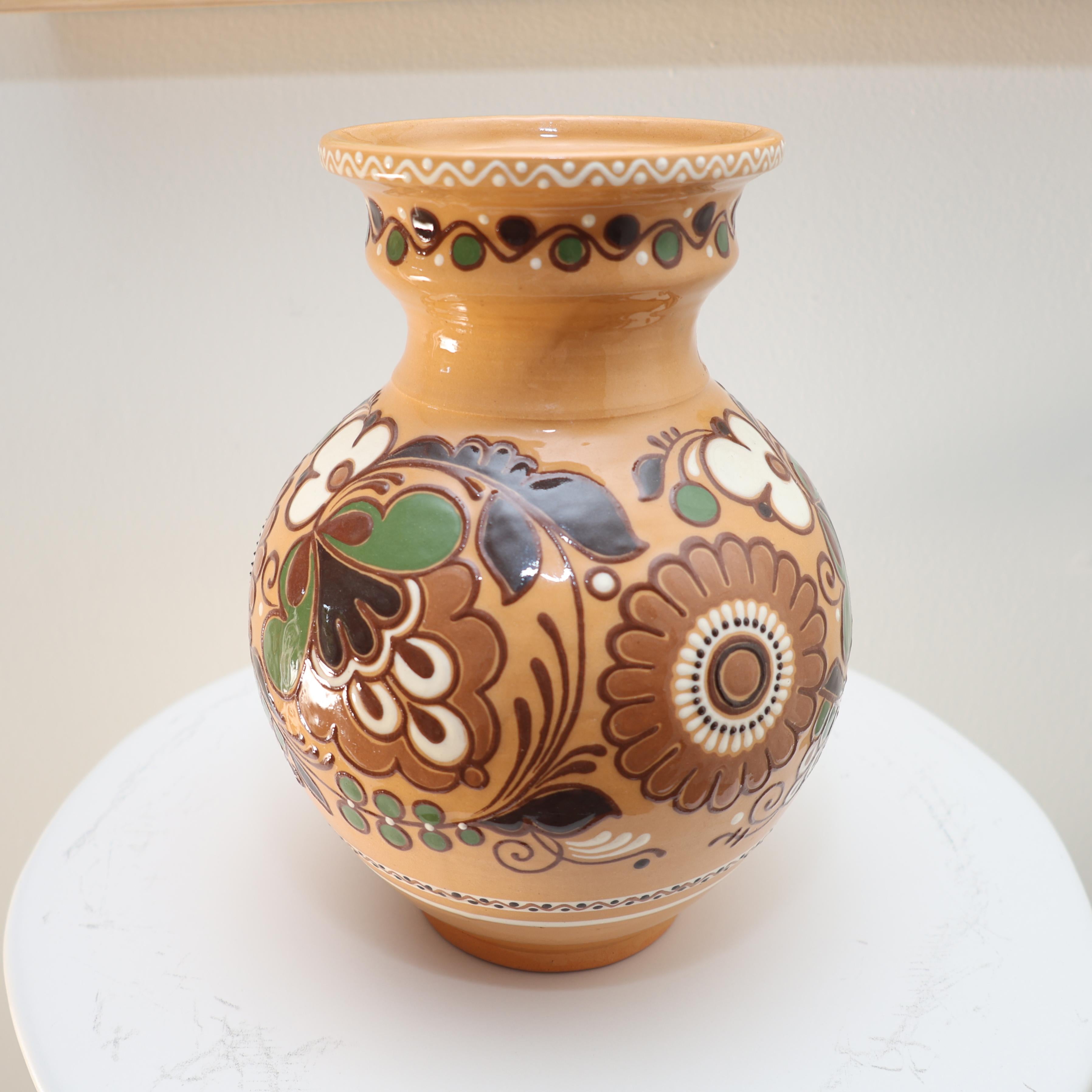 Vase bohème en céramique vintage, poterie d'art populaire peinte à la main avec design floral en vente 9