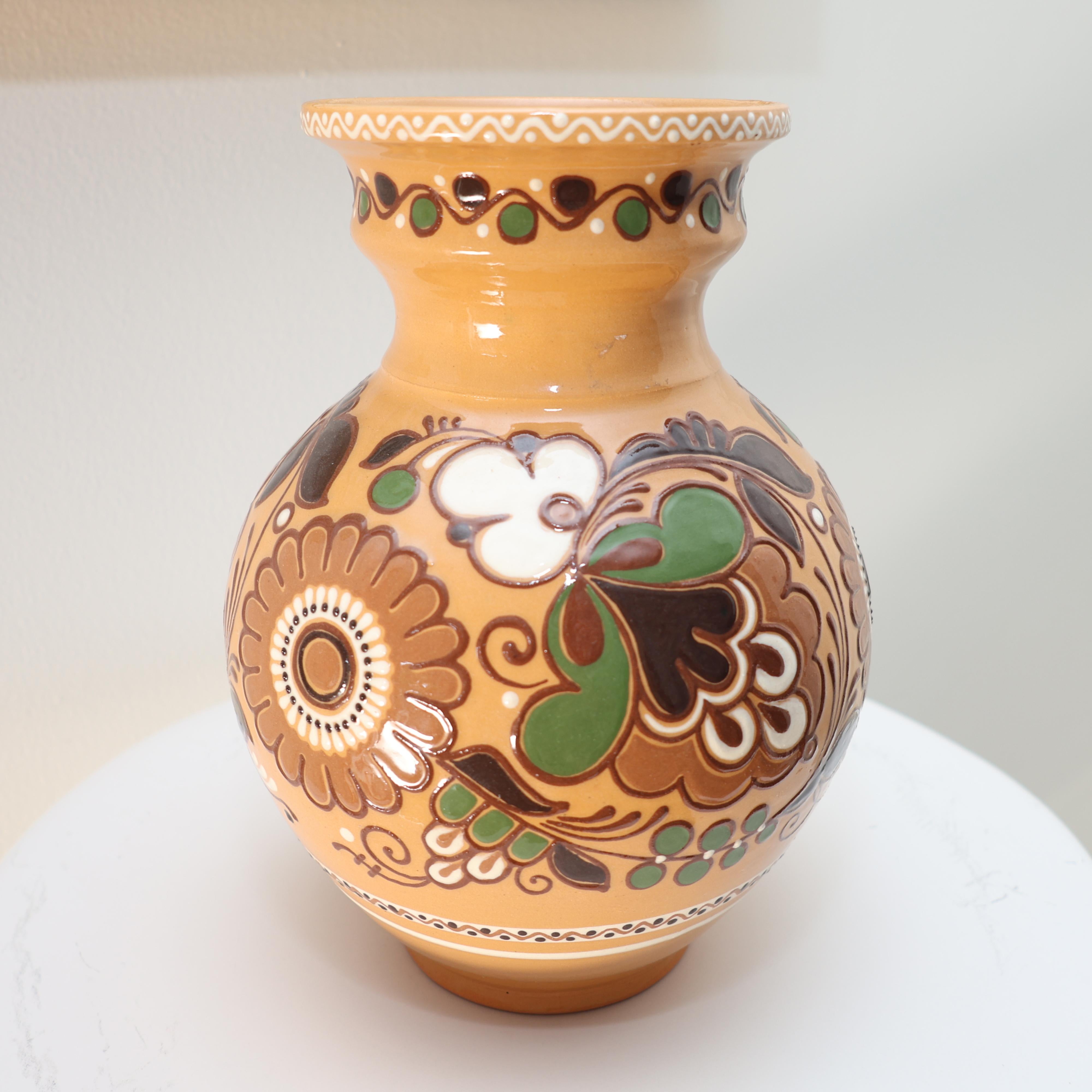 Vase bohème en céramique vintage, poterie d'art populaire peinte à la main avec design floral en vente 2