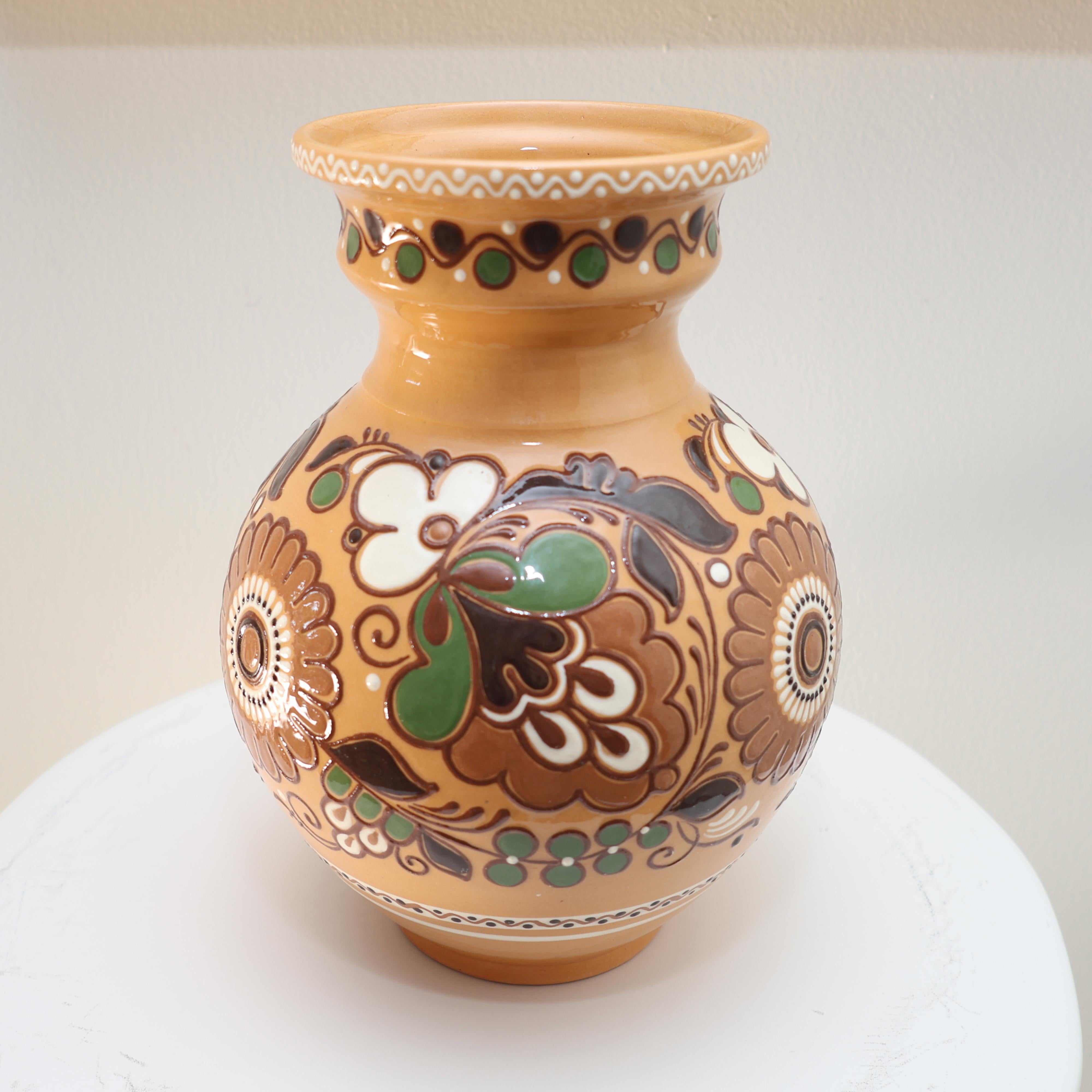 Vase bohème en céramique vintage, poterie d'art populaire peinte à la main avec design floral en vente 4
