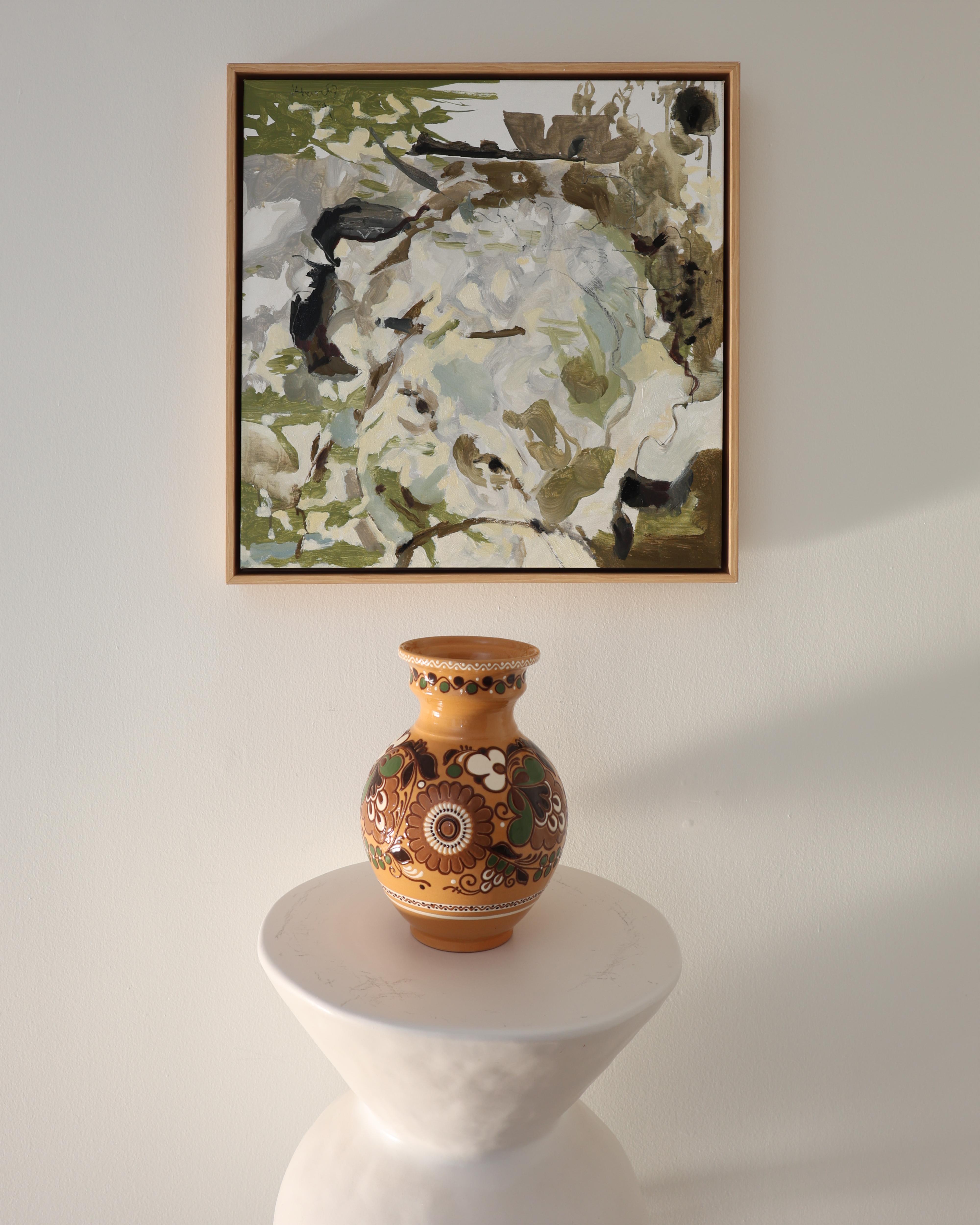 Célébrez l'artisanat et le caractère avec ce superbe vase bohème en céramique vintage, fabriqué et peint à la main en 2021. Cette pièce unique présente une silhouette arrondie classique et des motifs floraux vibrants dans des tons terreux de