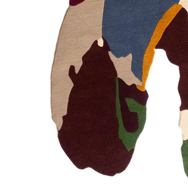 The “Calyx” rug, part of the Twilight series and designed by artist Leo Rydell, is handcrafted in Nepal using 100% Tibetan wool. This fibre is known for its density, durability and ability to retain colour, qualities that highlight the tonal