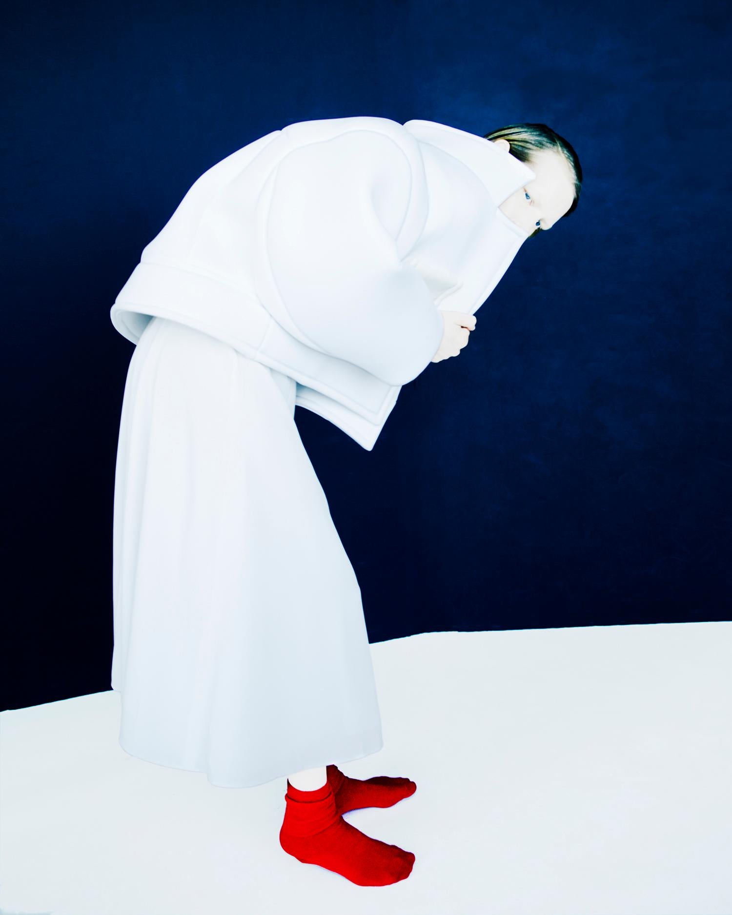 Color Photograph di Erik Madigan Heck - I Calzini Rossi, Vecchio Futuro