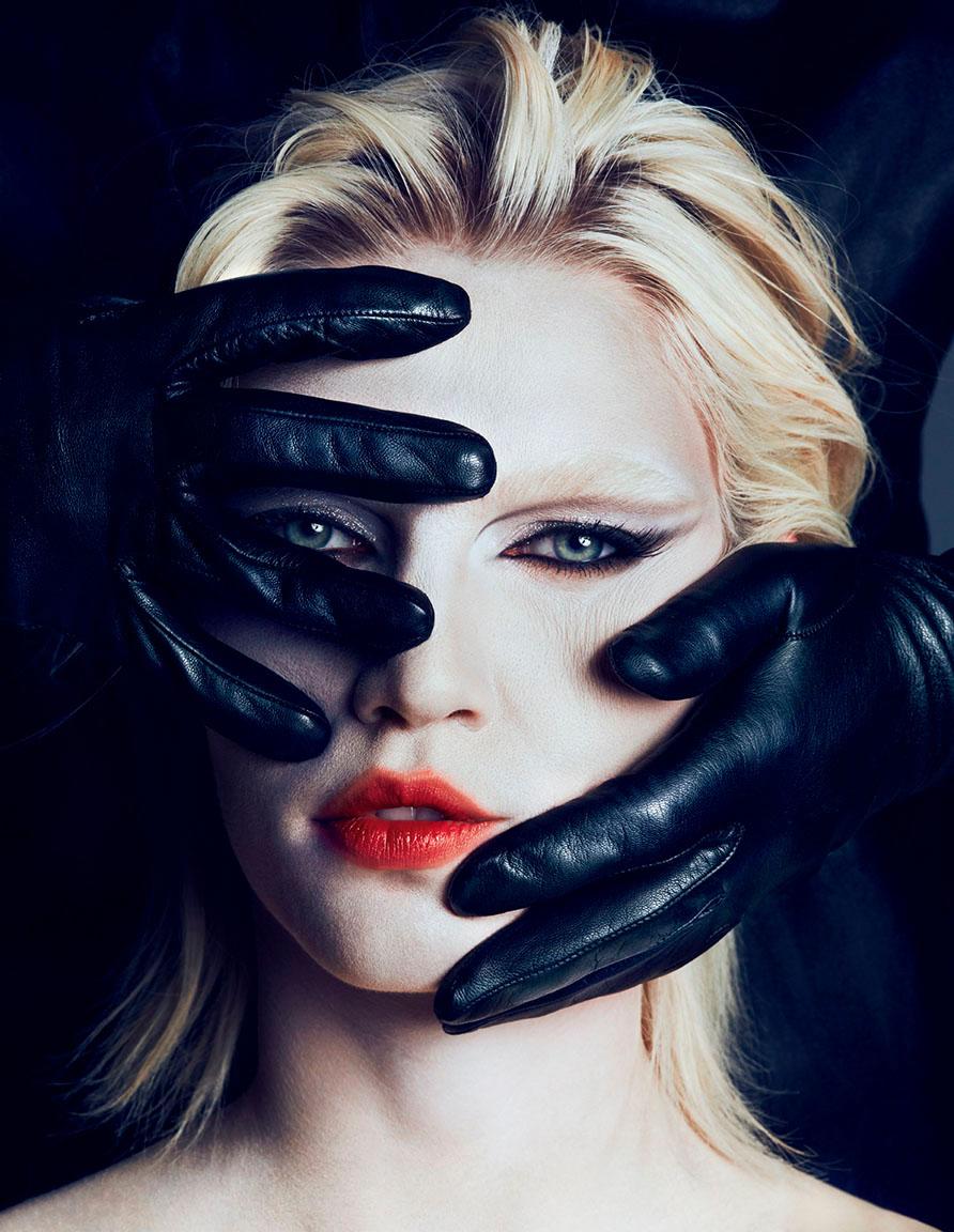 Txema Yeste Color Photograph - Aline and Gloves