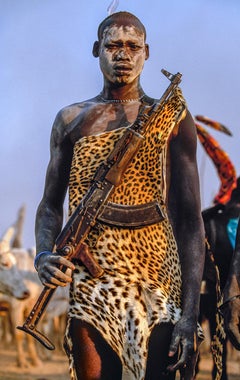 guerrier Dinka en peau de léopard et fusil Kalashnikov, sud-suédois