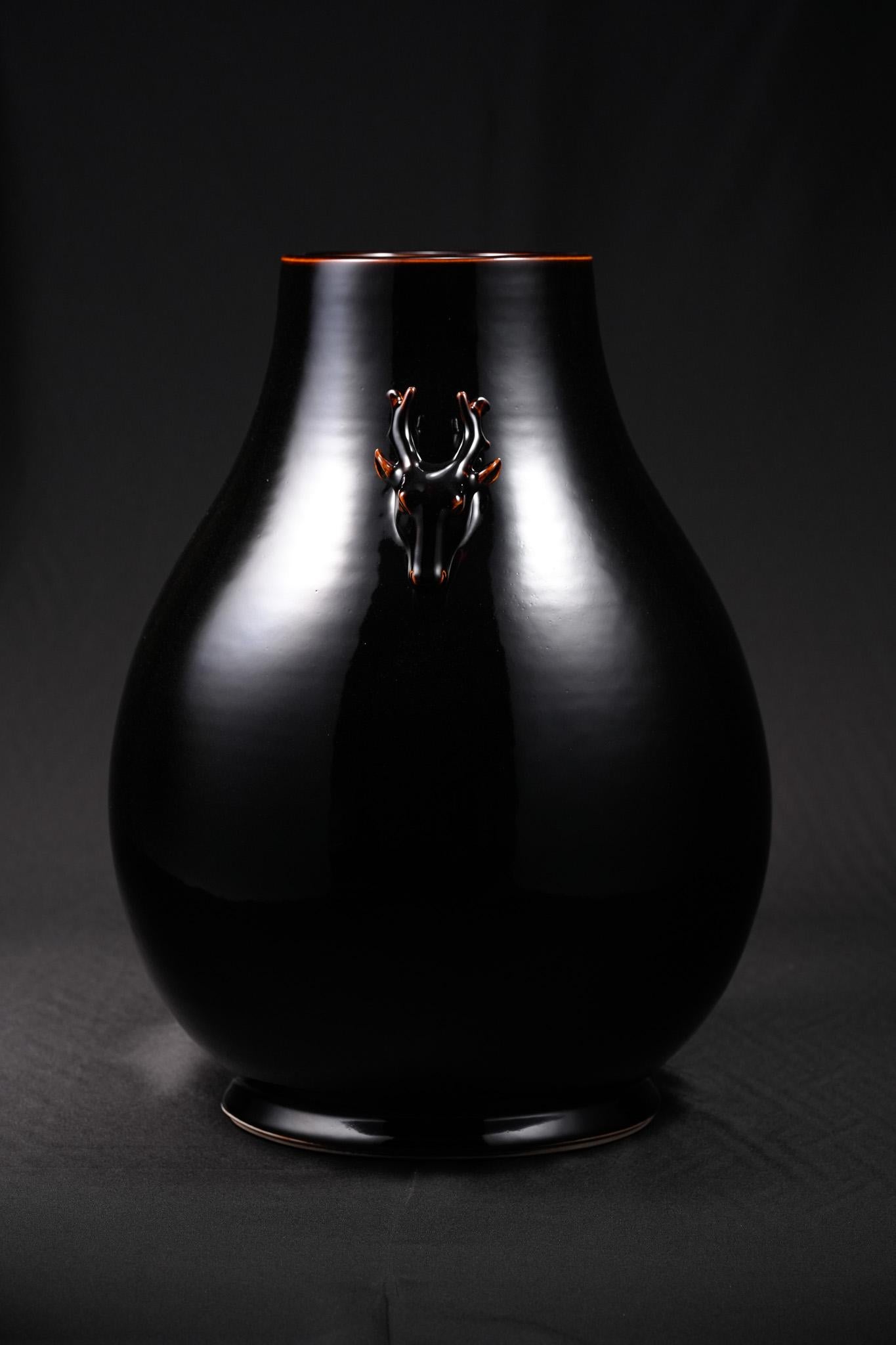 Black-Gold Deer-Head Vase - Qing Art by Shi Jie Weng