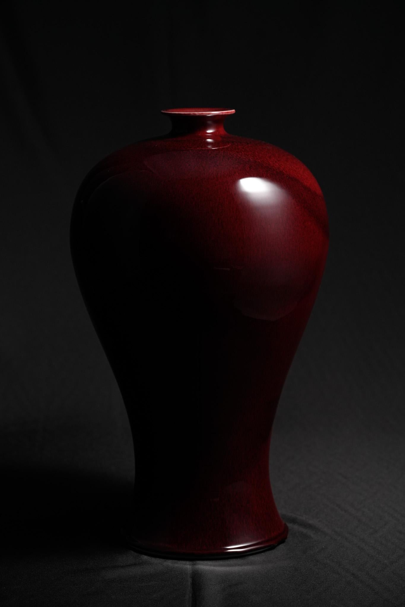 Die große Langyao Red Meiping Vase von Shi Jie Weng vereint kaiserliche Eleganz mit zeitgenössischer keramischer Meisterhaftigkeit. Die Meiping-Form ist groß und ausgewogen, mit abgerundeten Schultern und einem schlanken Hals, die ein Gefühl von
