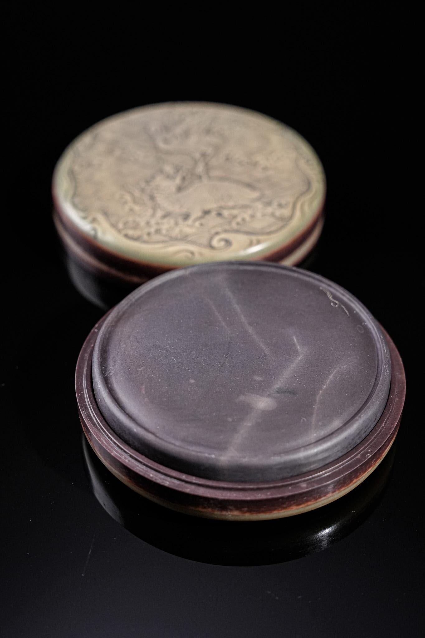 Il Dragon Gate Inkstone Box è stato realizzato nel 2012 dal maestro Yumin Wu, utilizzando la pietra Guizhou Zipaoyu. La superficie della pietra d'inchiostro è liscia e densa, scolpita con motivi di nuvole fluenti che simboleggiano idee che si