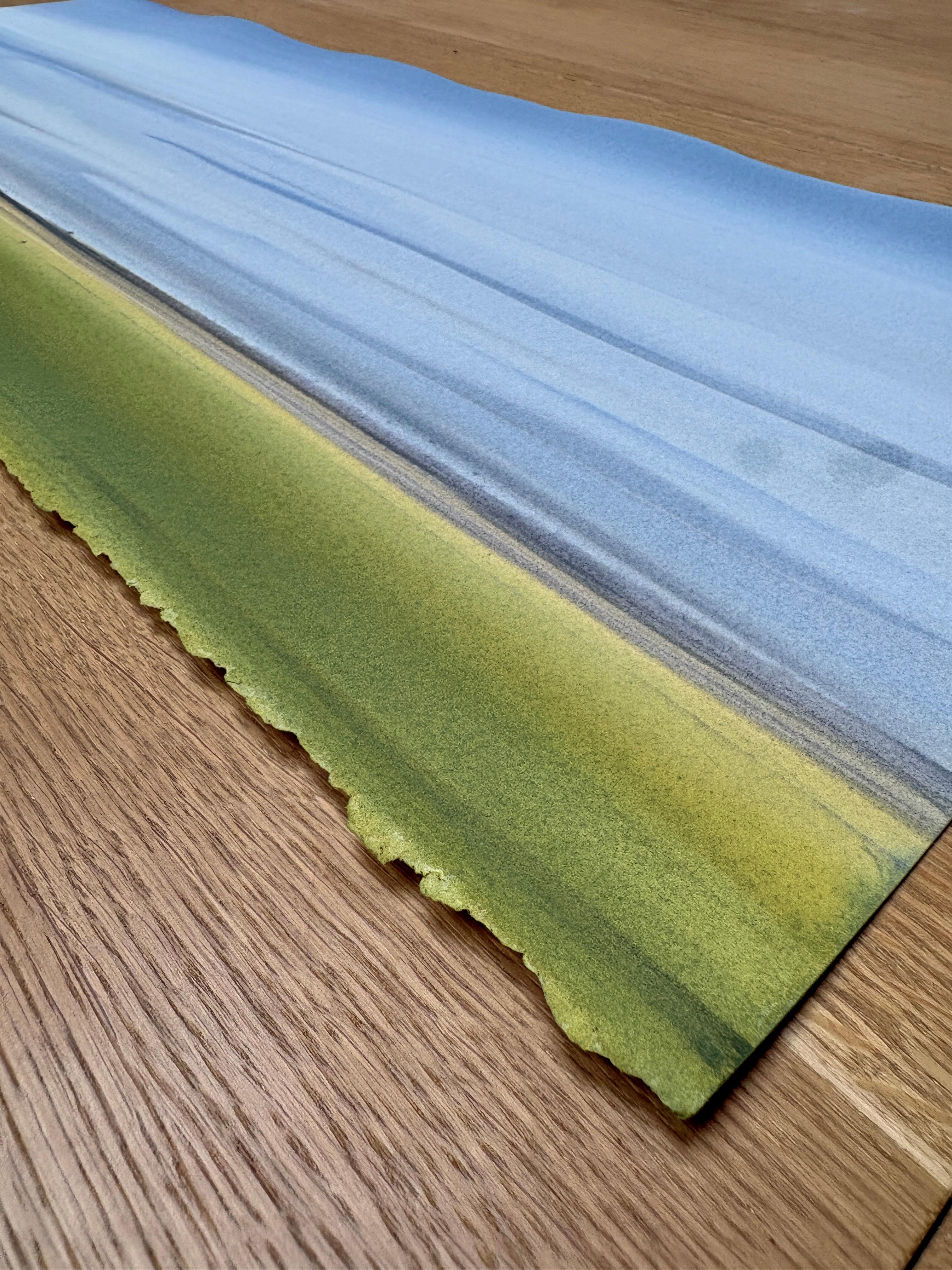 Cette aquarelle de paysage atmosphérique sur papier d'archivage de Dodi Fredericks représente un ciel lunatique au-dessus d'un champ de blé lumineux. La douceur du lavage donne l'impression d'être en harmonie avec la nature du nord-ouest du