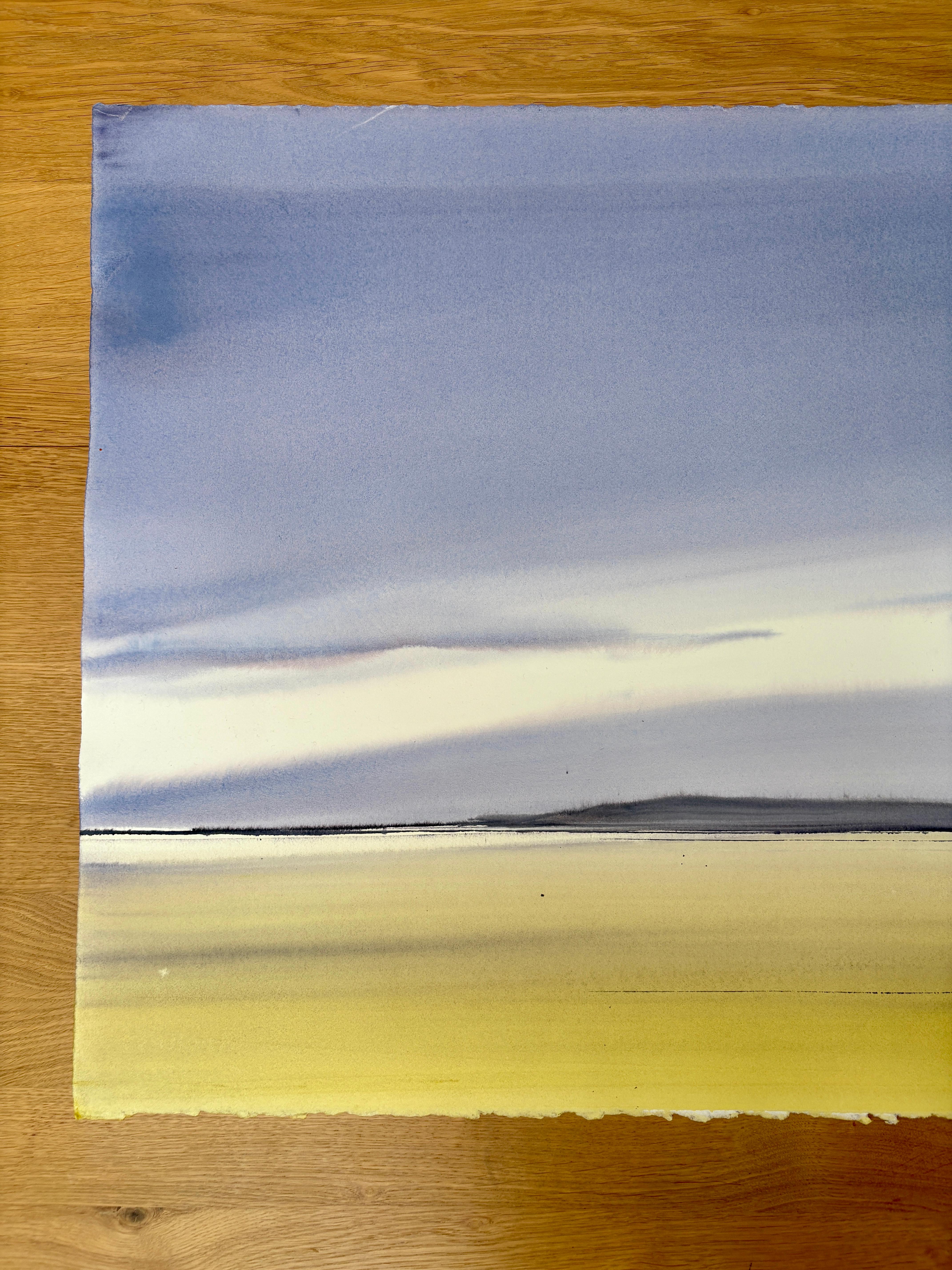 Cette aquarelle de paysage atmosphérique sur papier d'archives de Dodi Fredericks représente un ciel vibrant au-dessus d'une plage lumineuse. La douceur du lavage donne l'impression d'être en harmonie avec la nature du nord-ouest du Pacifique.