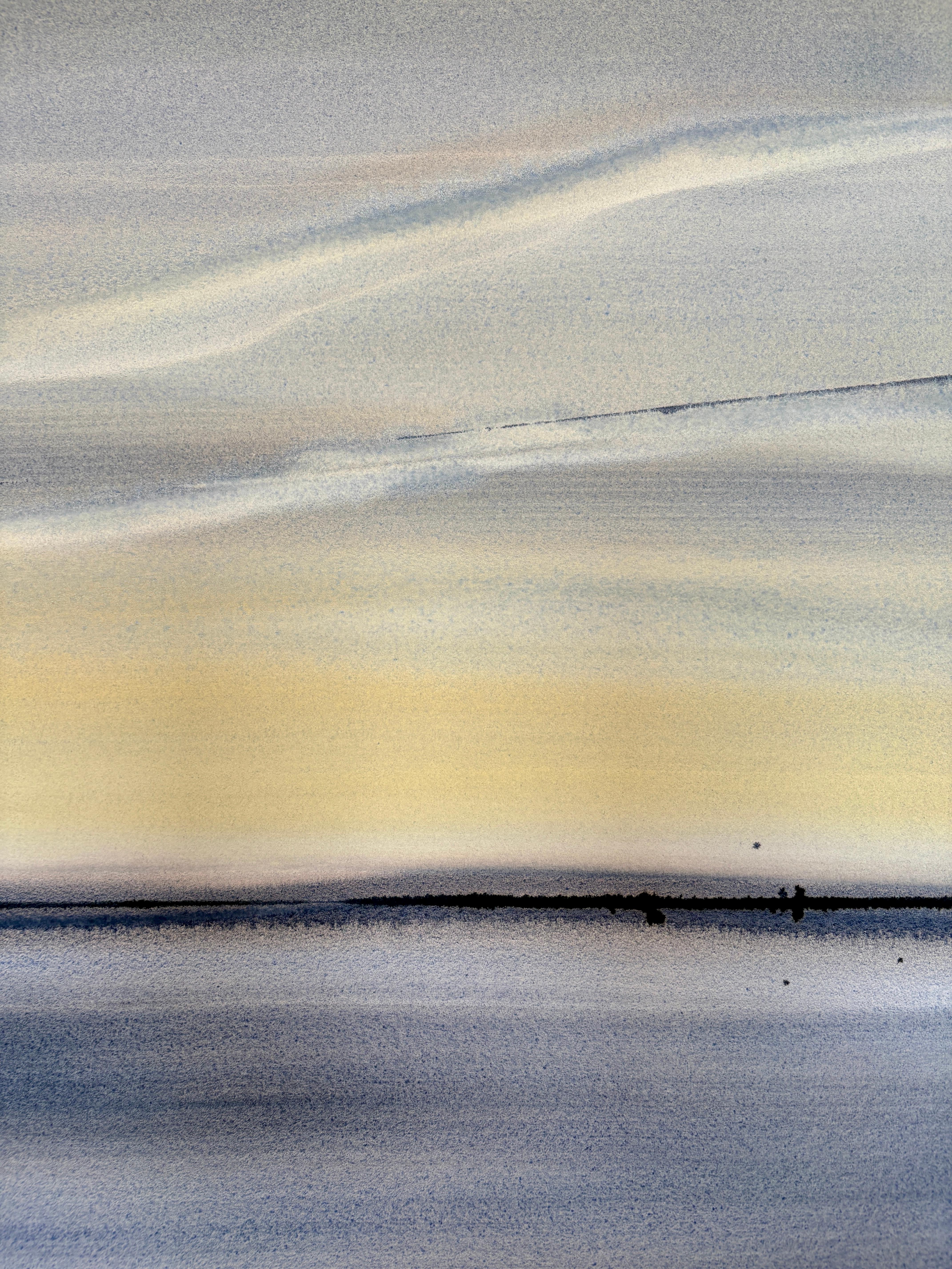 Ce paysage atmosphérique peint à l'aquarelle sur papier d'archives par Dodi Fredericks représente un ciel d'hiver crépusculaire au-dessus d'une mer intérieure gris acier. Le soleil pointe à l'horizon, brisant la grisaille et mettant en évidence les