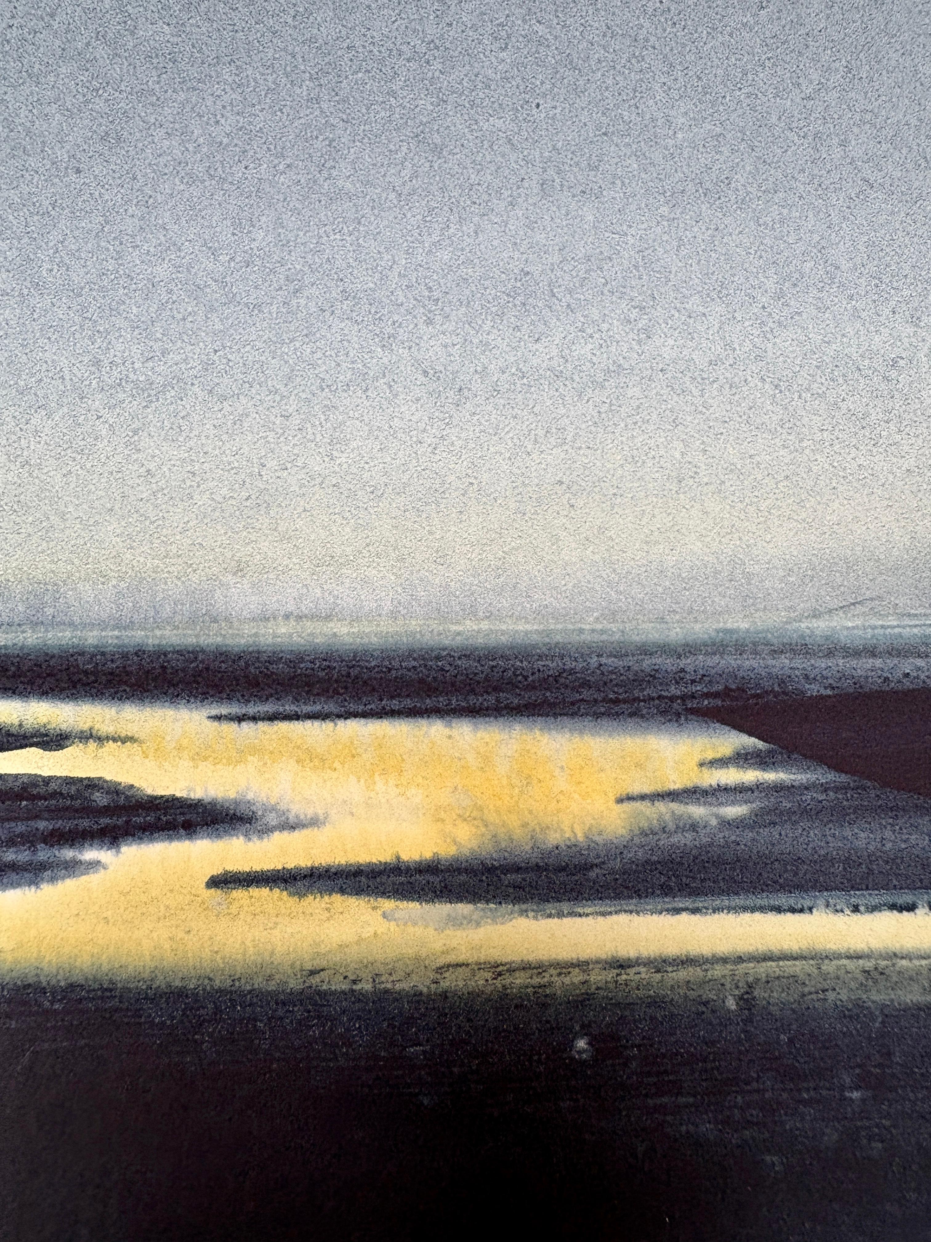 Cette aquarelle de paysage atmosphérique sur papier d'archivage de Dodi Fredericks représente un ciel sombre et lunatique avec une lumière vibrante se reflétant sur la surface d'une rivière sinueuse, lourdement frappée par l'orage. La douceur du