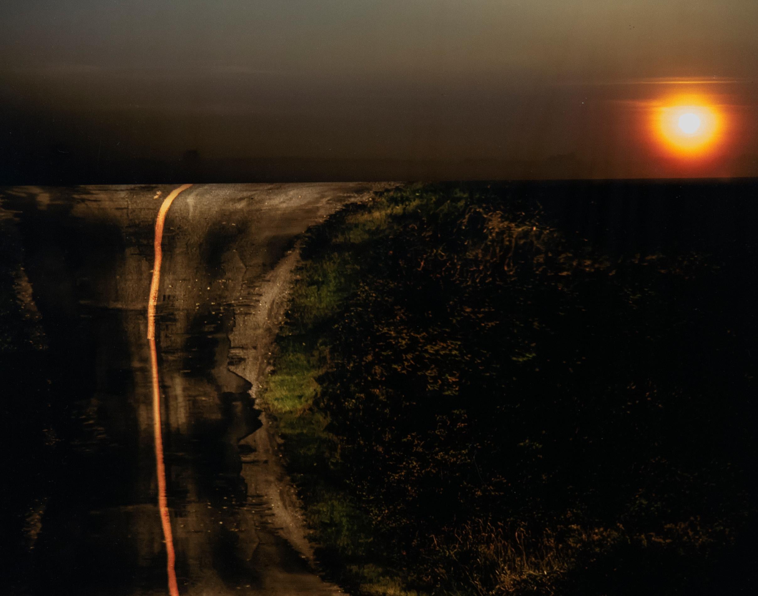 Highway – abstrakte Gegenüberstellung von Fotografie mit traumhaften Elementen (Zeitgenössisch), Photograph, von Mark Bartkiw