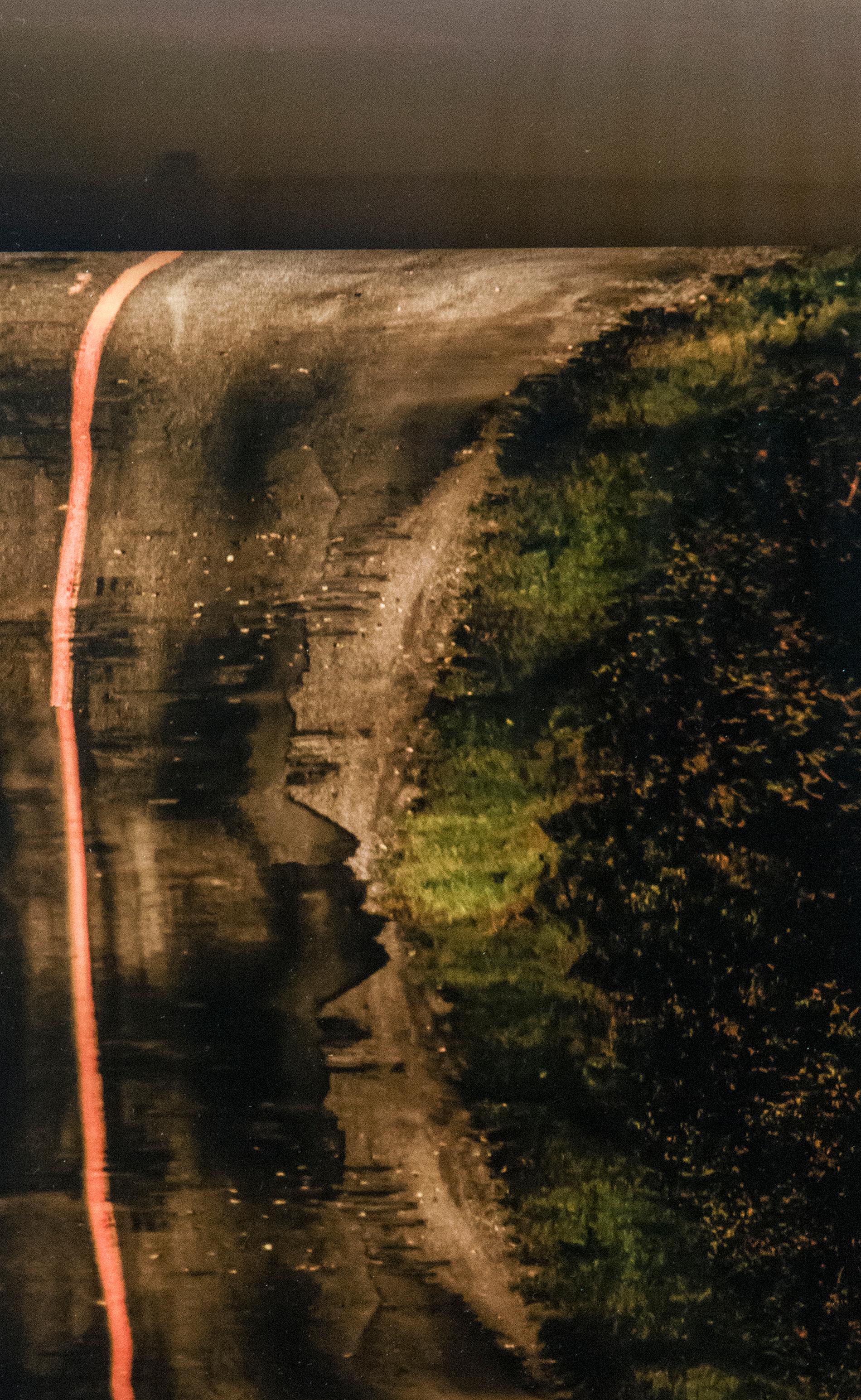 Highway – abstrakte Gegenüberstellung von Fotografie mit traumhaften Elementen (Schwarz), Color Photograph, von Mark Bartkiw