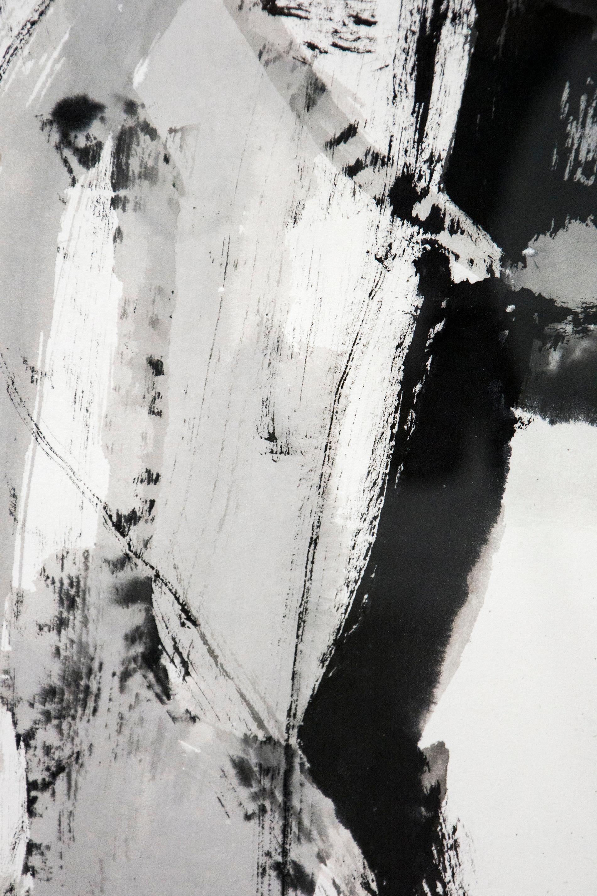 L'encre brossée en gris et en noir conduit le regard vers le haut du plan de l'image dans cette peinture sur papier de 55 pouces de haut. Le mouvement intense de cette œuvre picturale, qui évoque des chevaux cabrés, s'inscrit dans la lignée du thème