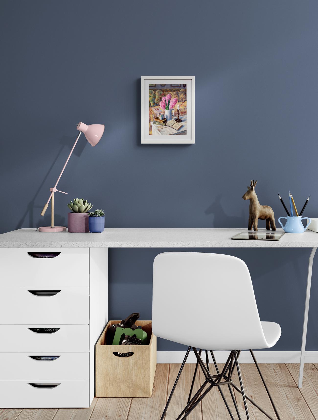 Cette nature morte contemporaine, réaliste, au pastel sur papier est l'œuvre de l'artiste Ciba Karisik.

Un moment dans le temps est fidèlement capturé dans une charmante série de peintures à l'huile représentant des scènes d'intérieur. Ici Ciba