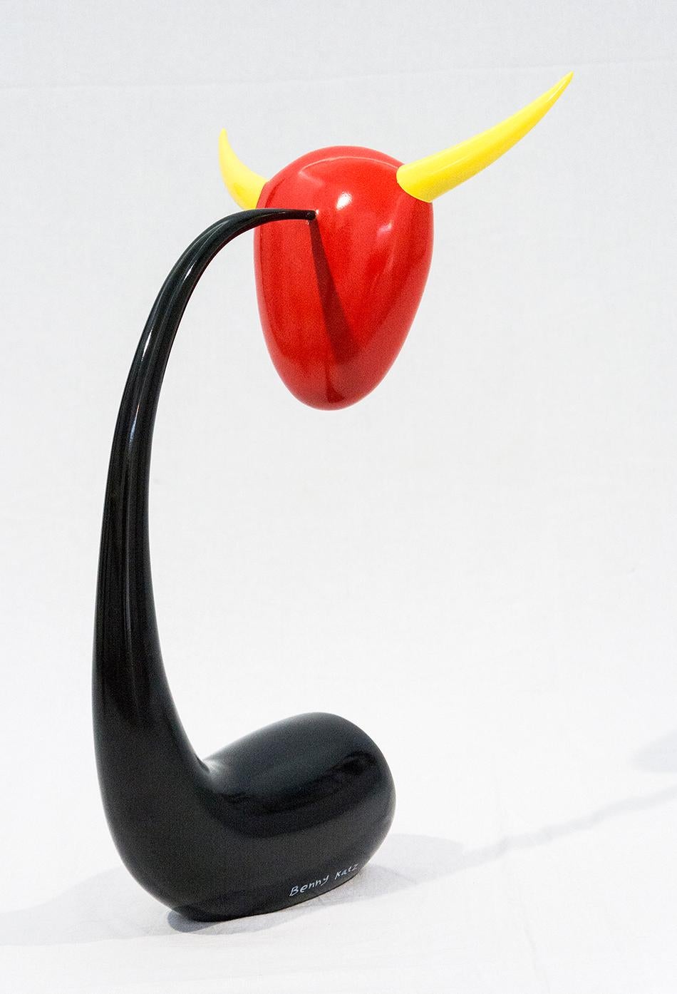La forme distinctive d'une tête de taureau attachée à un support en forme de corne ressort dans des couleurs brillantes et vives de rouge, jaune et noir dans cette sculpture fantaisiste de Benny Katz. En tant qu'ancien concepteur graphique, Katz