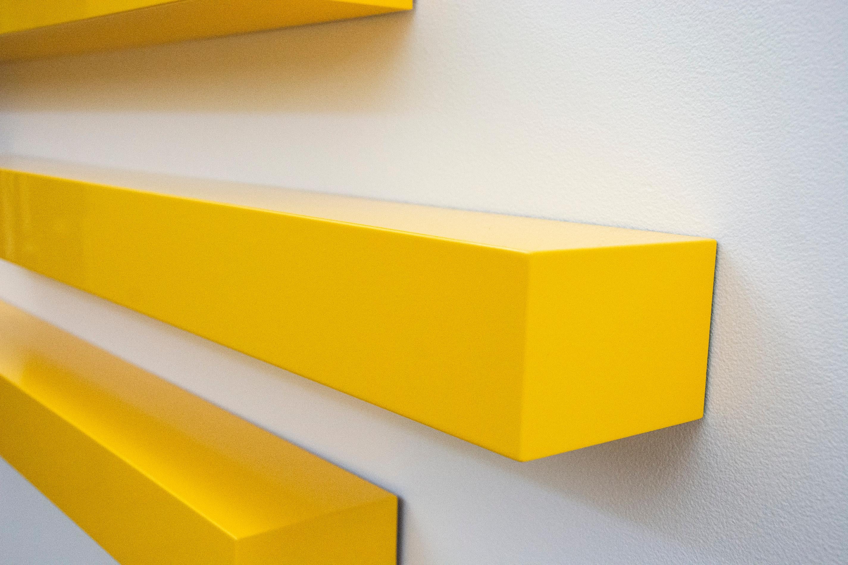 Sculpture murale abstraite jaune Foundations, grande, lisse, brillante, brillante en vente 3