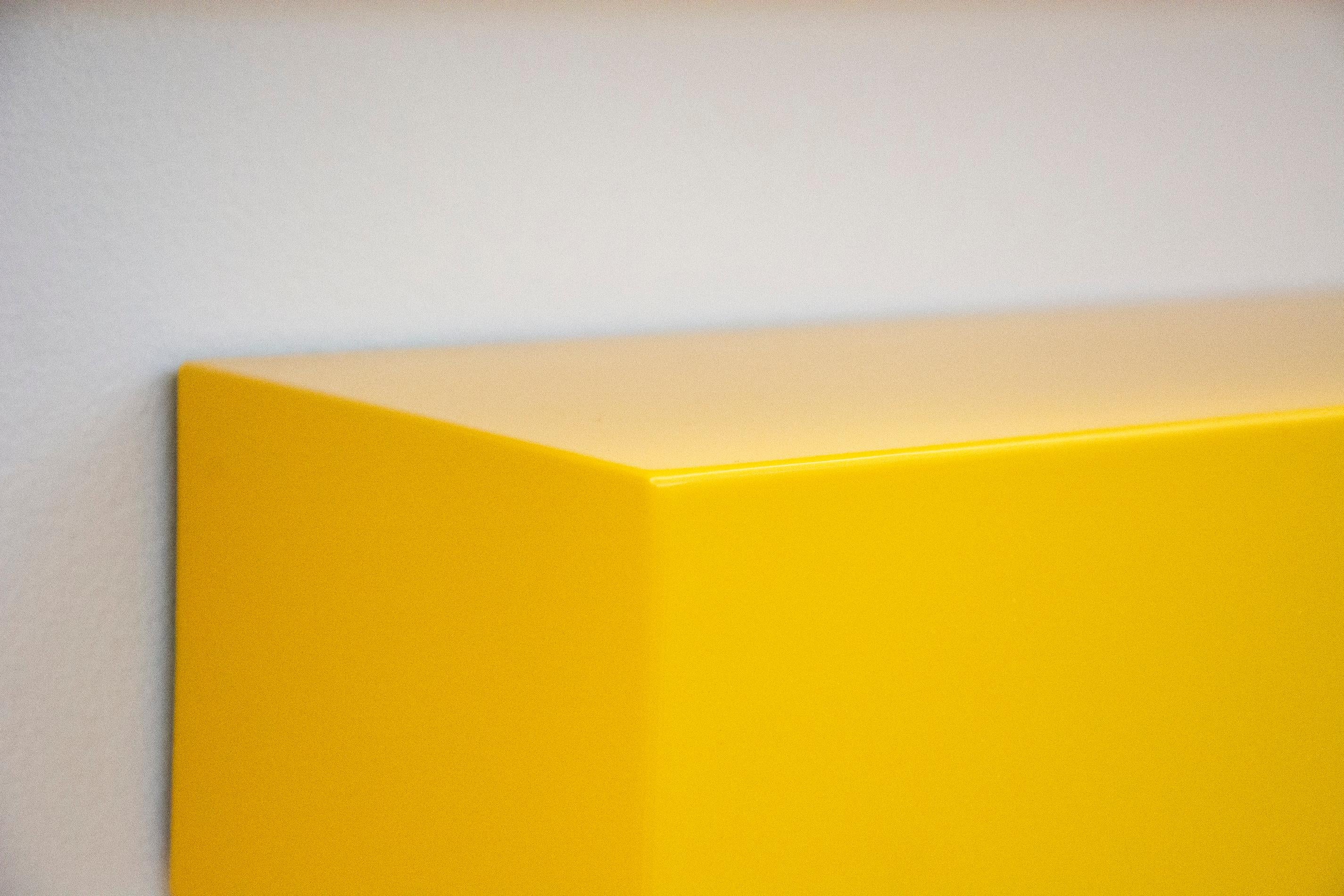 Foundations, Gelb – große, glatte, helle, glänzende, abstrakte Wandskulptur im Angebot 3