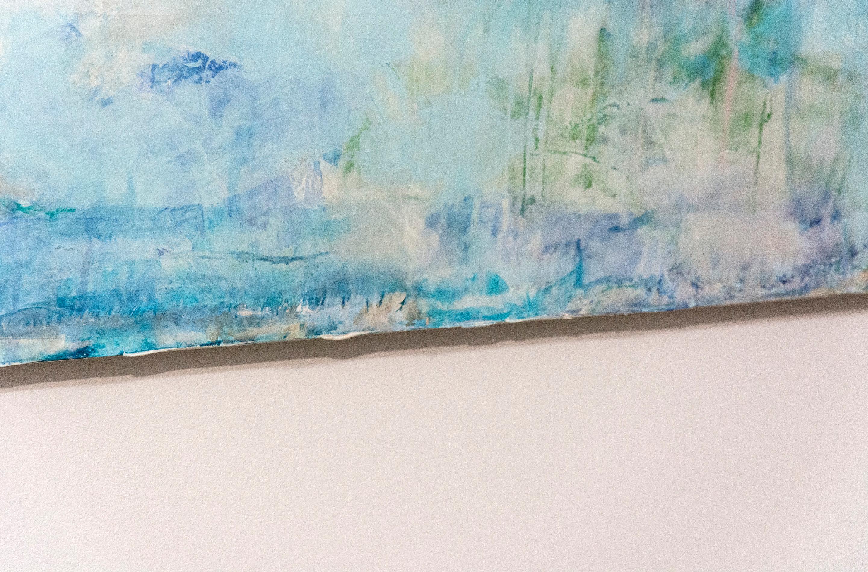 In dieser abstrahierten, ätherischen Landschaft von Sharon Kelly wird Acrylfarbe in ein strukturiertes Medium geschichtet. Die weichen Blau-, Grün- und Gelbtöne verschmelzen miteinander und erwecken den Eindruck von Nebel an einem warmen