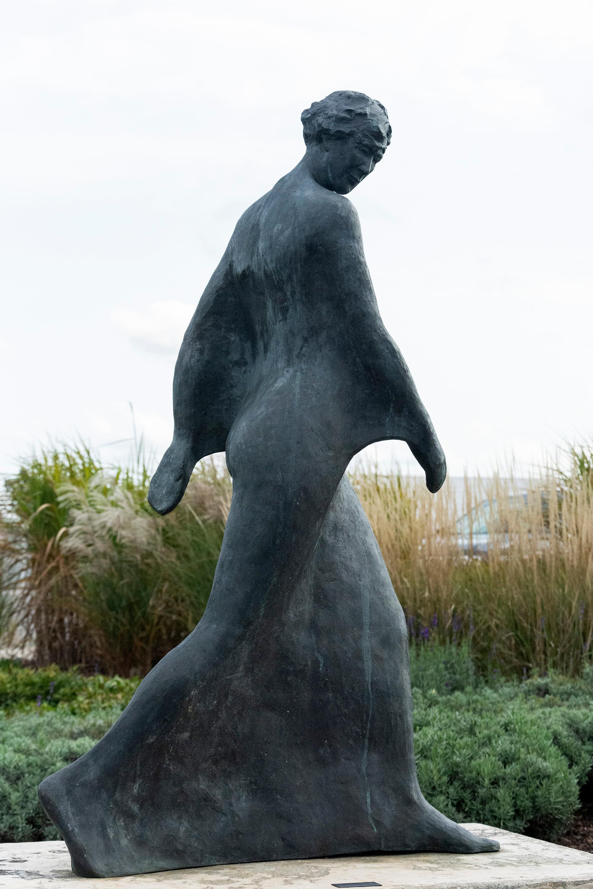 Pas Seul 3/9, figuratif, femme, bronze, sculpture d'extérieur - Contemporain Sculpture par Frances Semple