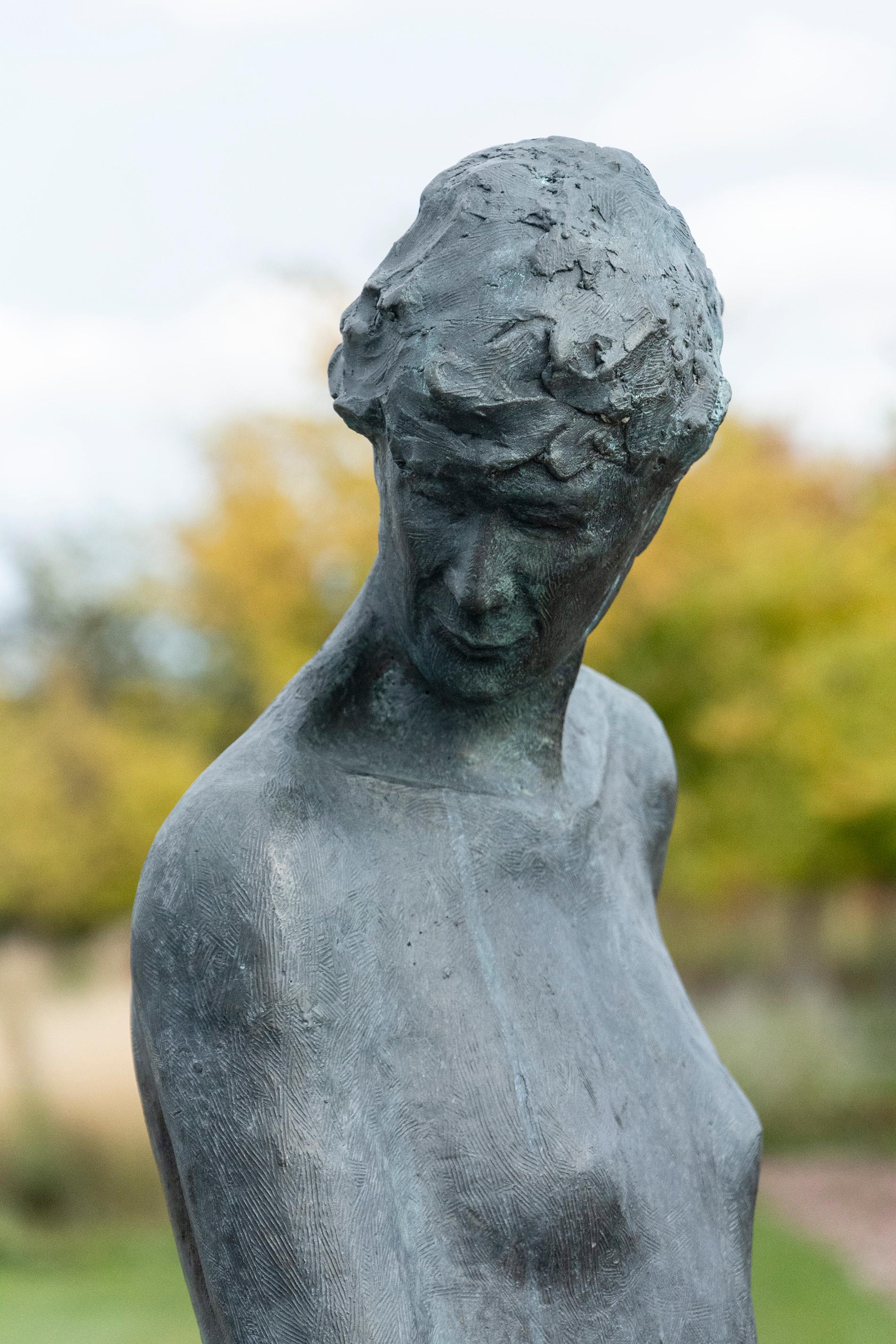 Pas Seul 3/9, figuratif, femme, bronze, sculpture d'extérieur en vente 9