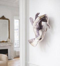 Escultura contemporánea de pared en materiales naturales, morado claro