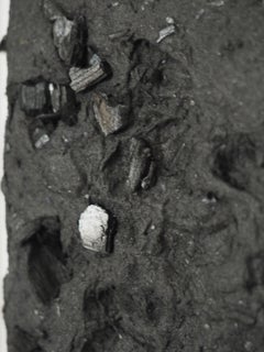 Texturiertes schwarzes handgeschöpftes Papier mit Holzkohle, monochrome zeitgenössische Kunst