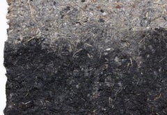 Zeitgenössisches handgeschöpftes Papierkunstwerk, abstrakte Landschaft in Grau und Schwarz