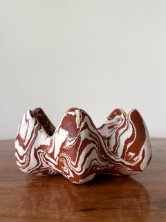 Vasija escultórica Arlo, gres y porcelana rojo jaspeado, 2025