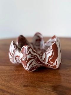 Vasija escultórica Arlo, gres y porcelana rojo jaspeado, 2025