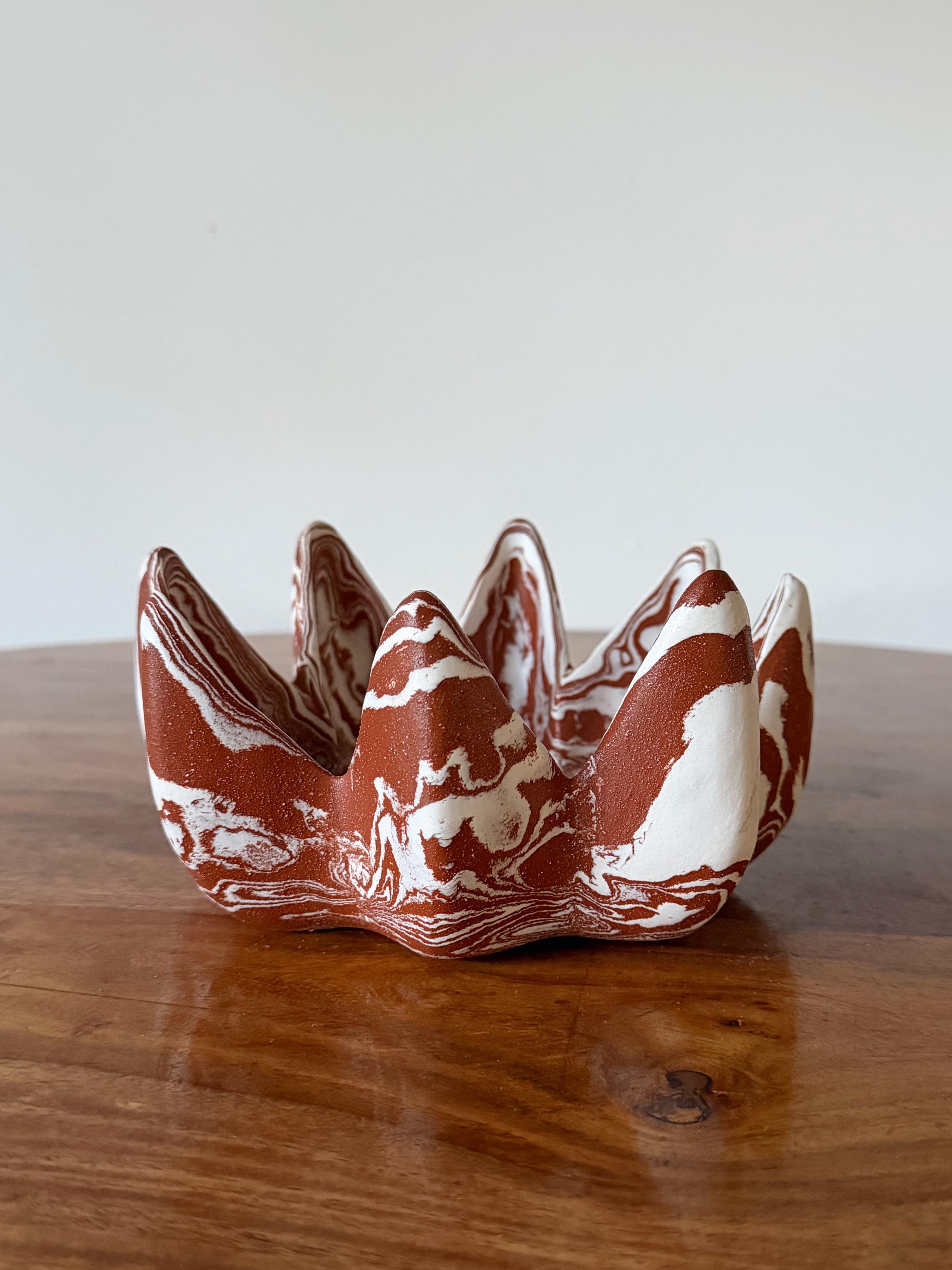 Cuenco de cerámica jaspeada Solsticio, Vasija escultórica de gres rojo - Art de Element Clay Studio